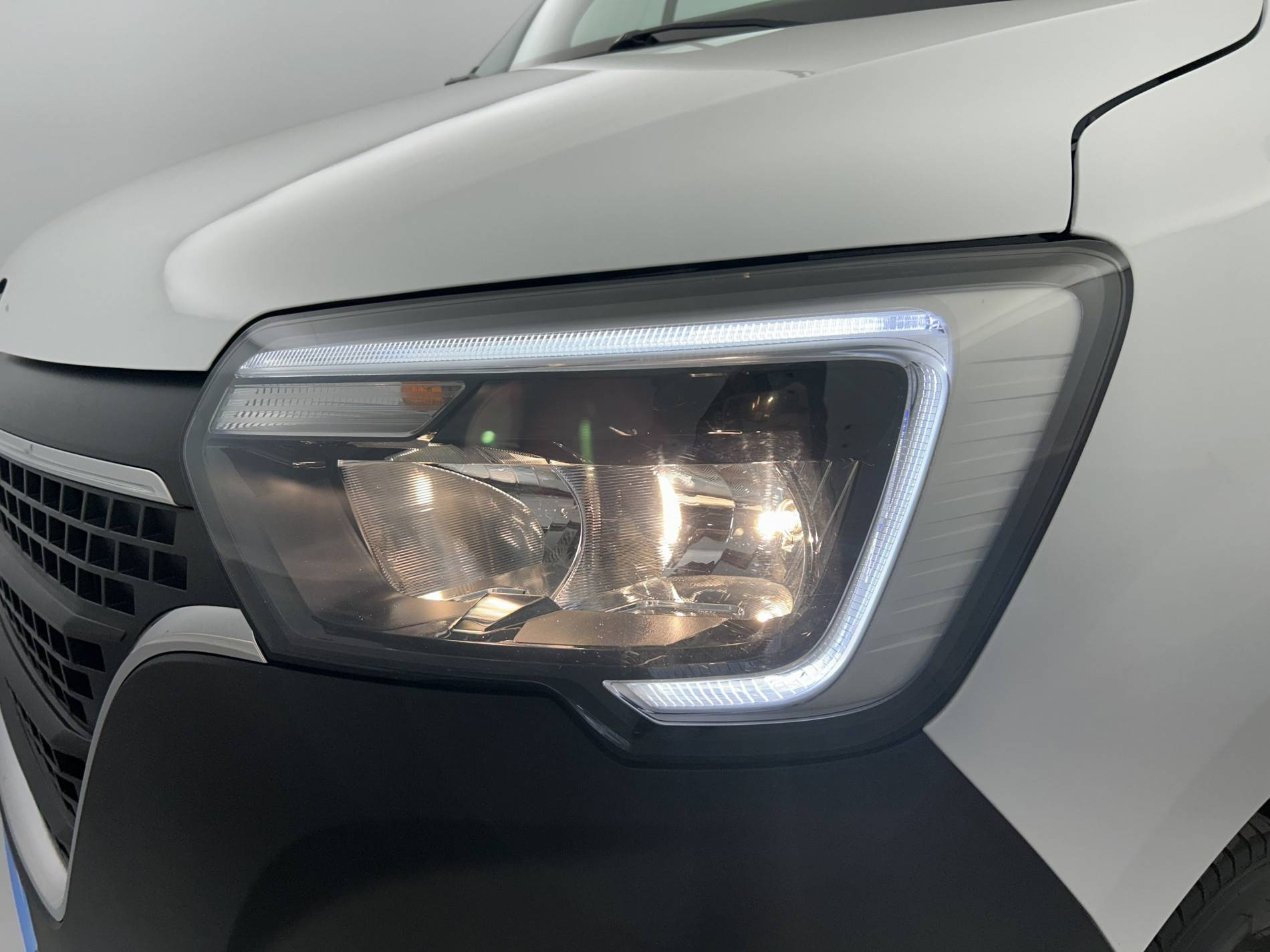 Vente en ligne Renault Master Fourgon MASTER FGN TRAC F3500 L2H2 BLUE DCI 135 au prix de 27 990 €