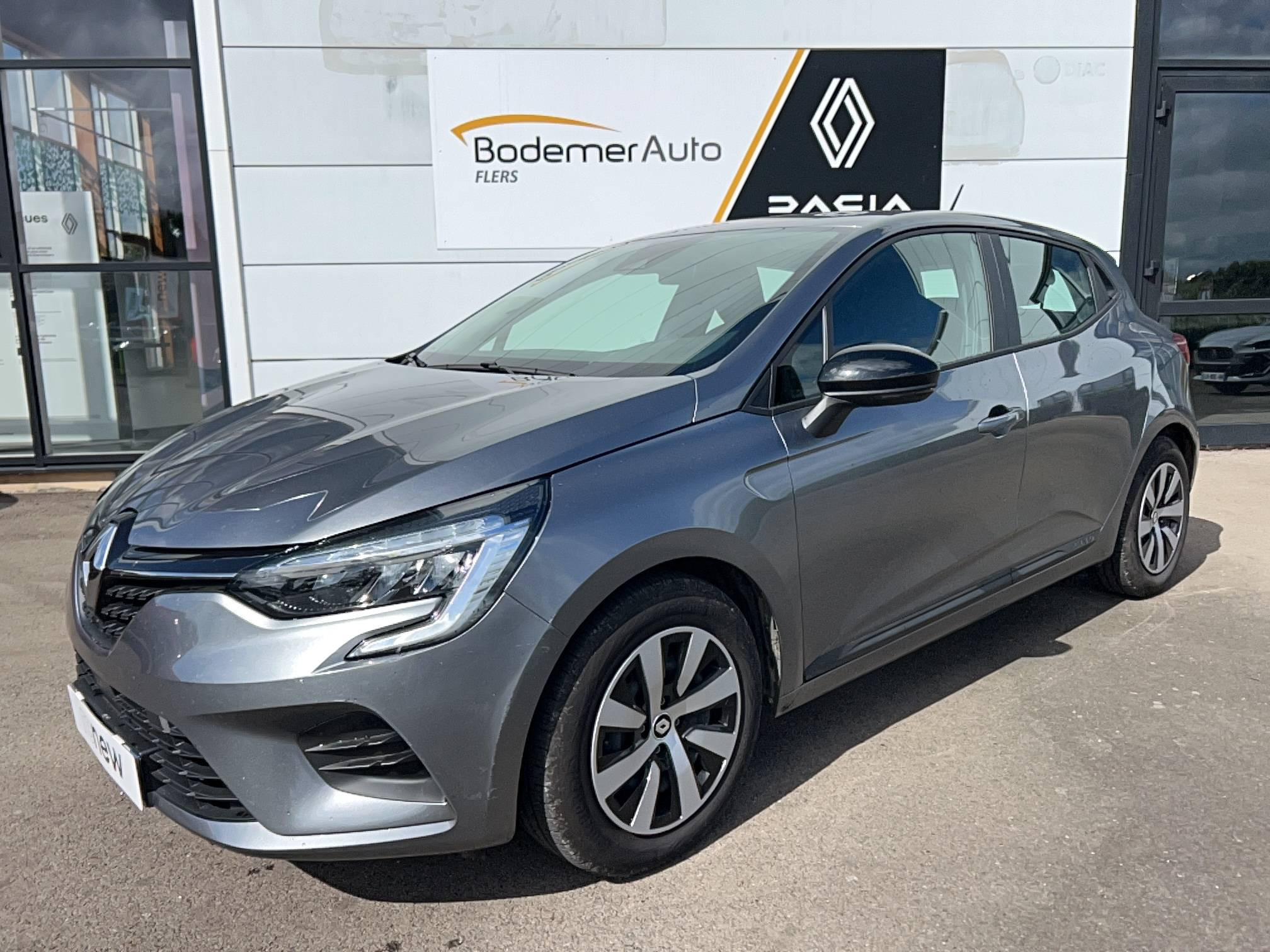 Vente en ligne Renault Clio 5 Clio E-Tech full hybrid 145 au prix de 17 990 €