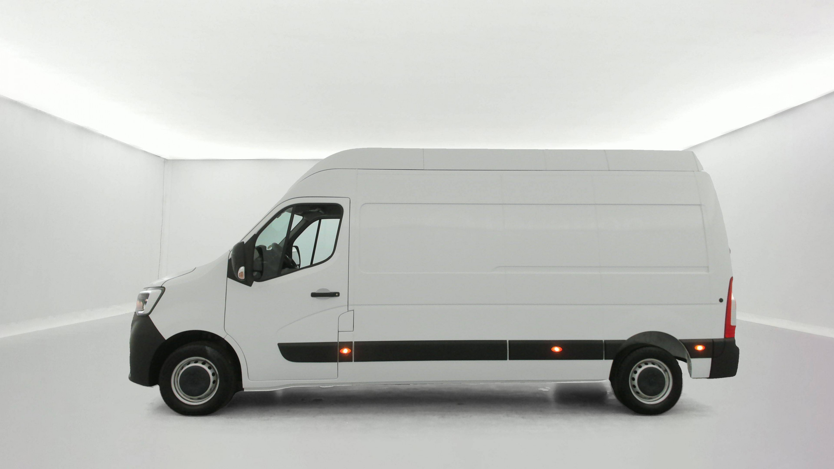Vente en ligne Renault Master Fourgon MASTER FGN TRAC F3500 L3H3 BLUE DCI 135 au prix de 27 990 €