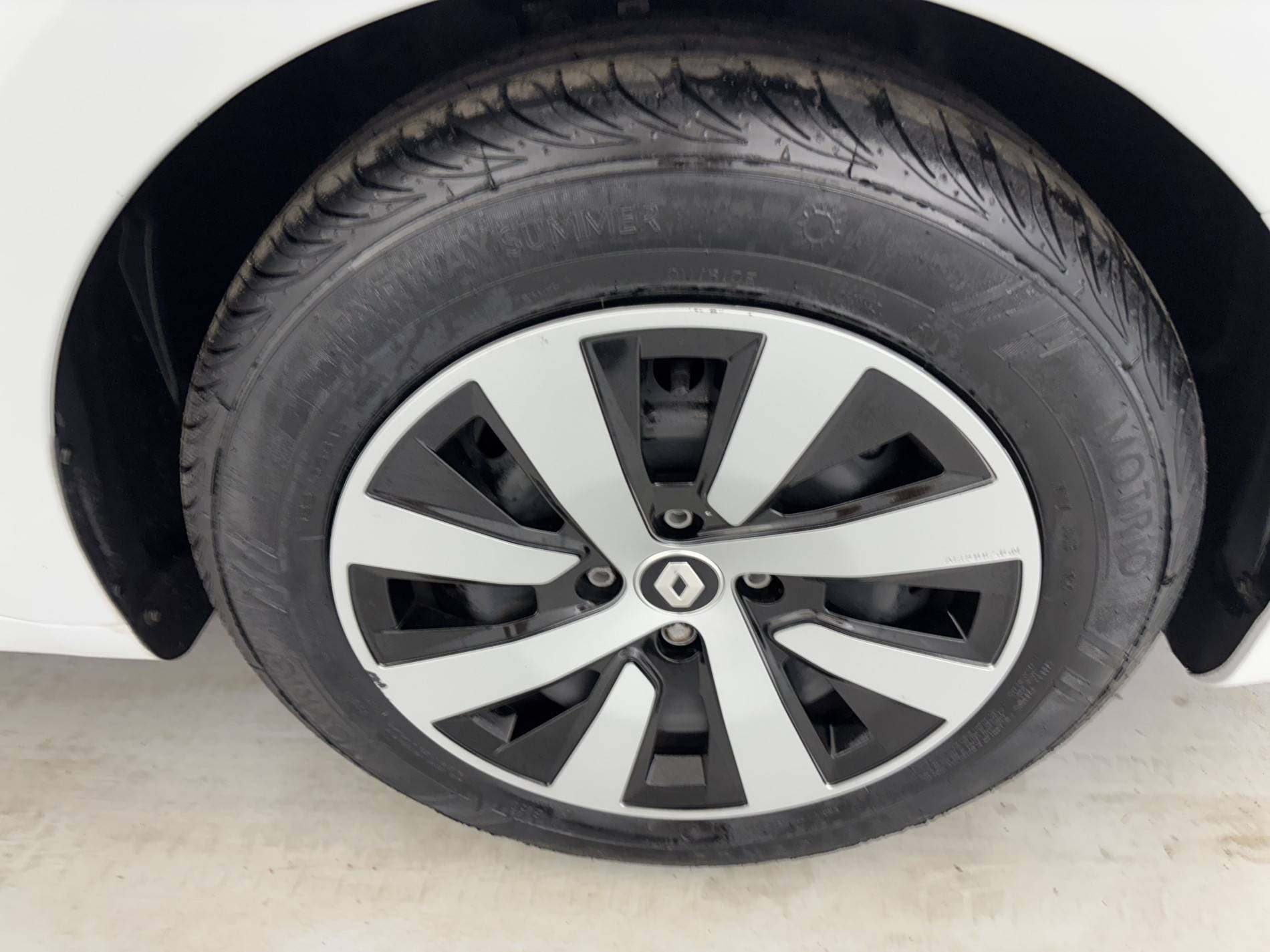 Vente en ligne Renault Clio 5 Clio E-Tech full hybrid 145 au prix de 15 490 €