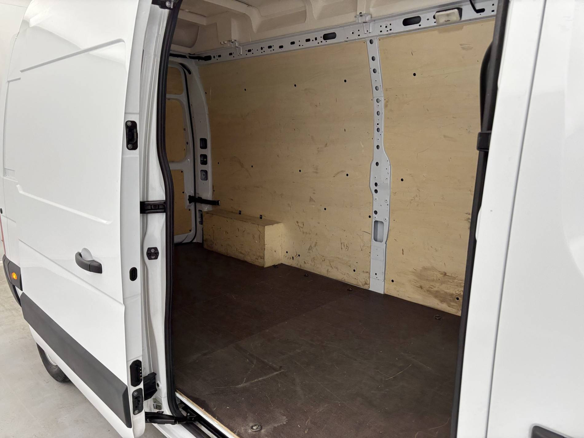 Vente en ligne Renault Master Fourgon MASTER FGN TRAC F3500 L3H3 BLUE DCI 135 au prix de 27 990 €