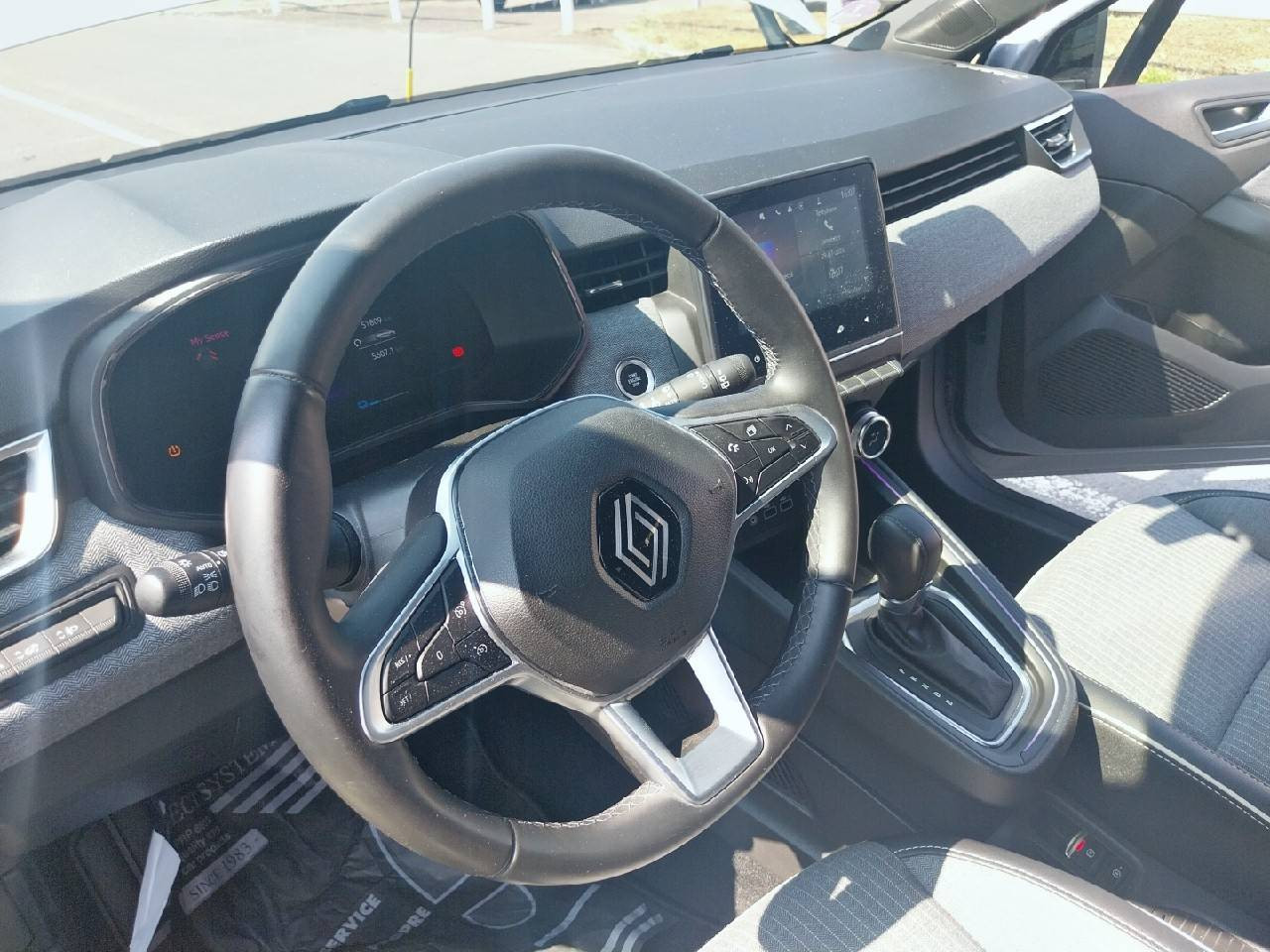 Vente en ligne Renault Clio 5 Clio E-Tech full hybrid 145 au prix de 16 990 €