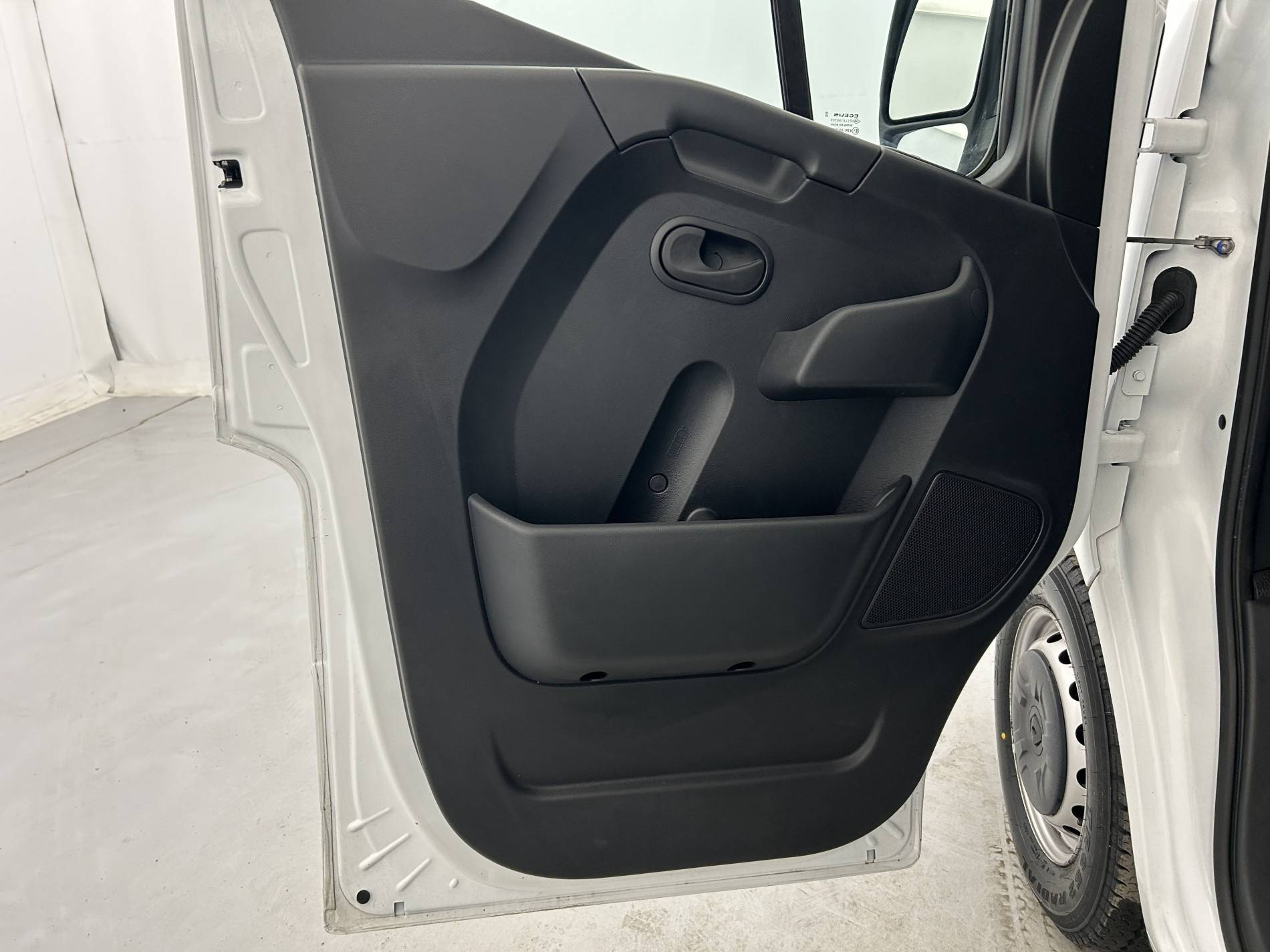 Vente en ligne Renault Master Fourgon MASTER FGN TRAC F3500 L2H2 BLUE DCI 135 au prix de 25 990 €