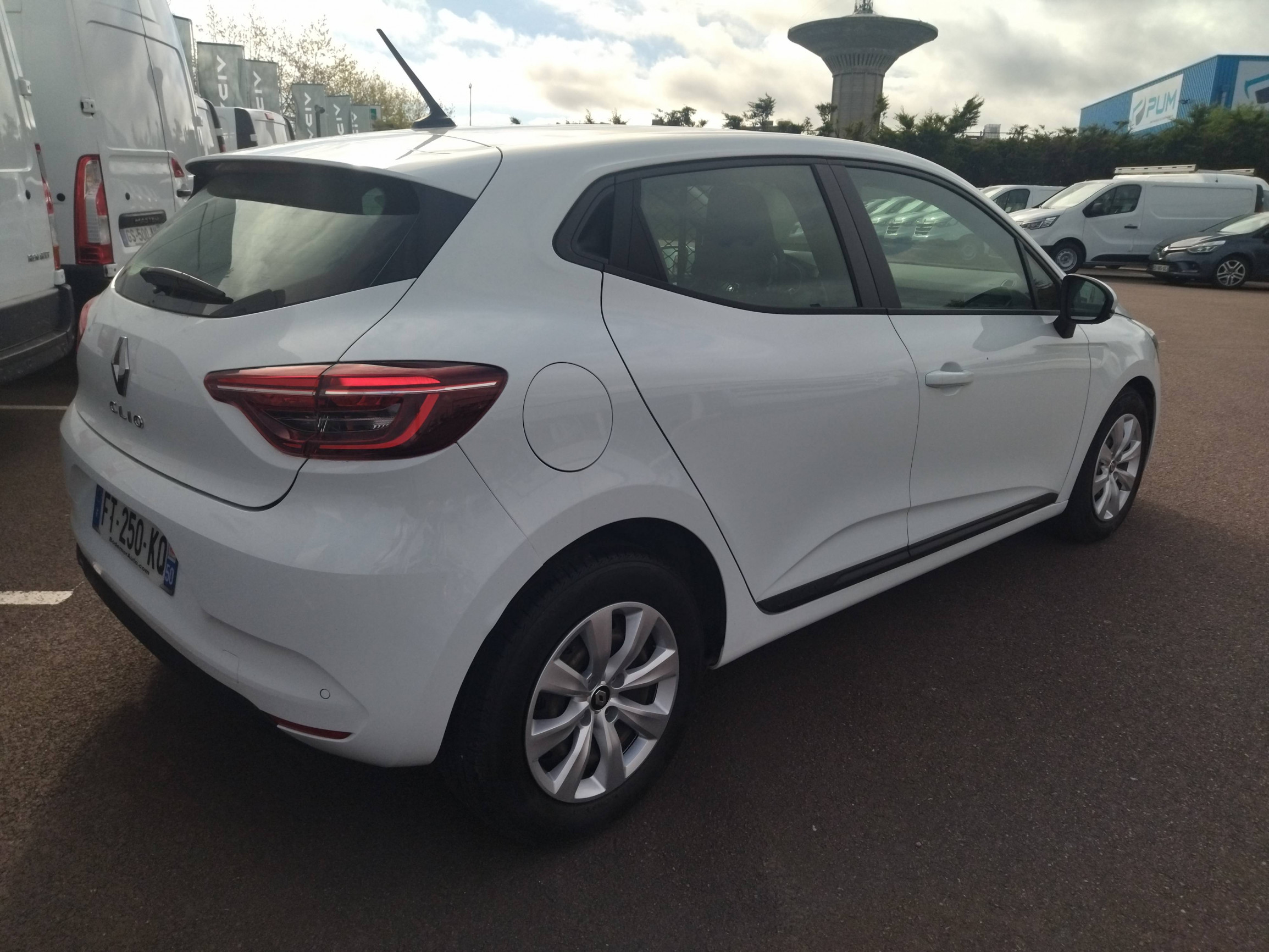 Vente en ligne Renault Clio 5 CLIO SOCIETE BLUE DCI 85 au prix de 12 588 €