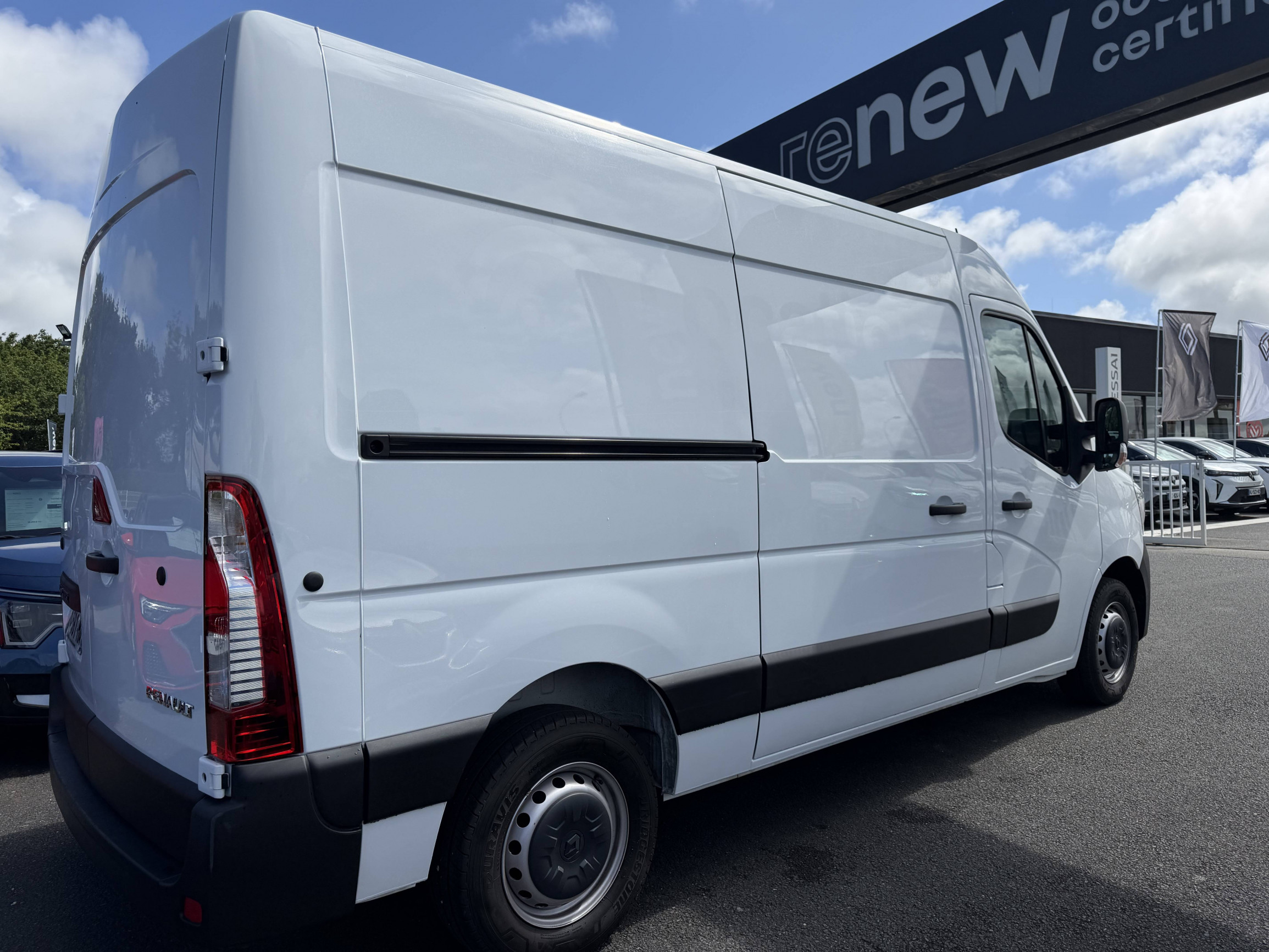 Vente en ligne Renault Master Fourgon MASTER FGN TRAC F3500 L2H2 BLUE DCI 135 au prix de 25 990 €