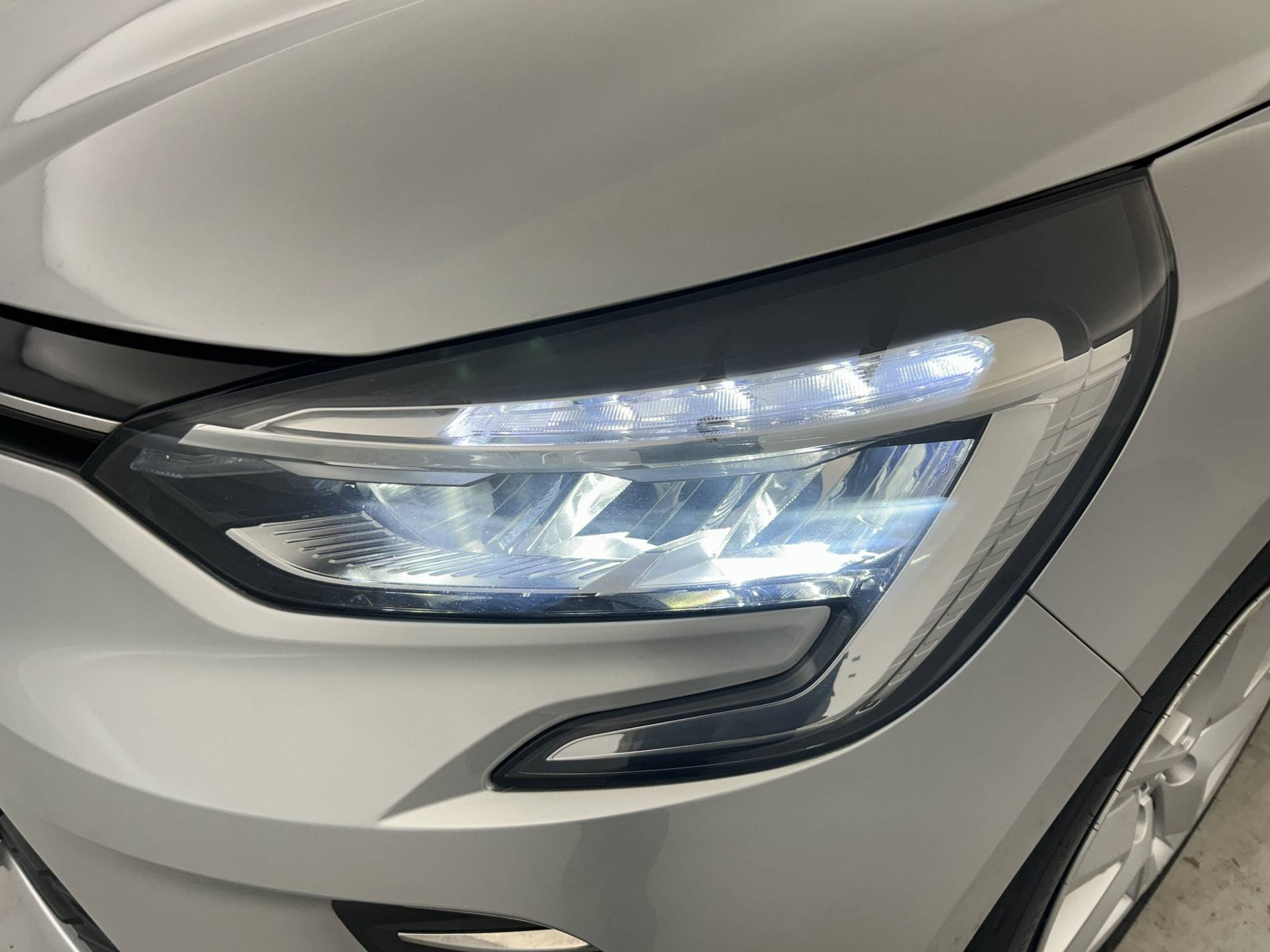 Vente en ligne Renault Clio 5 Clio E-Tech 140 - 21 au prix de 13 990 €