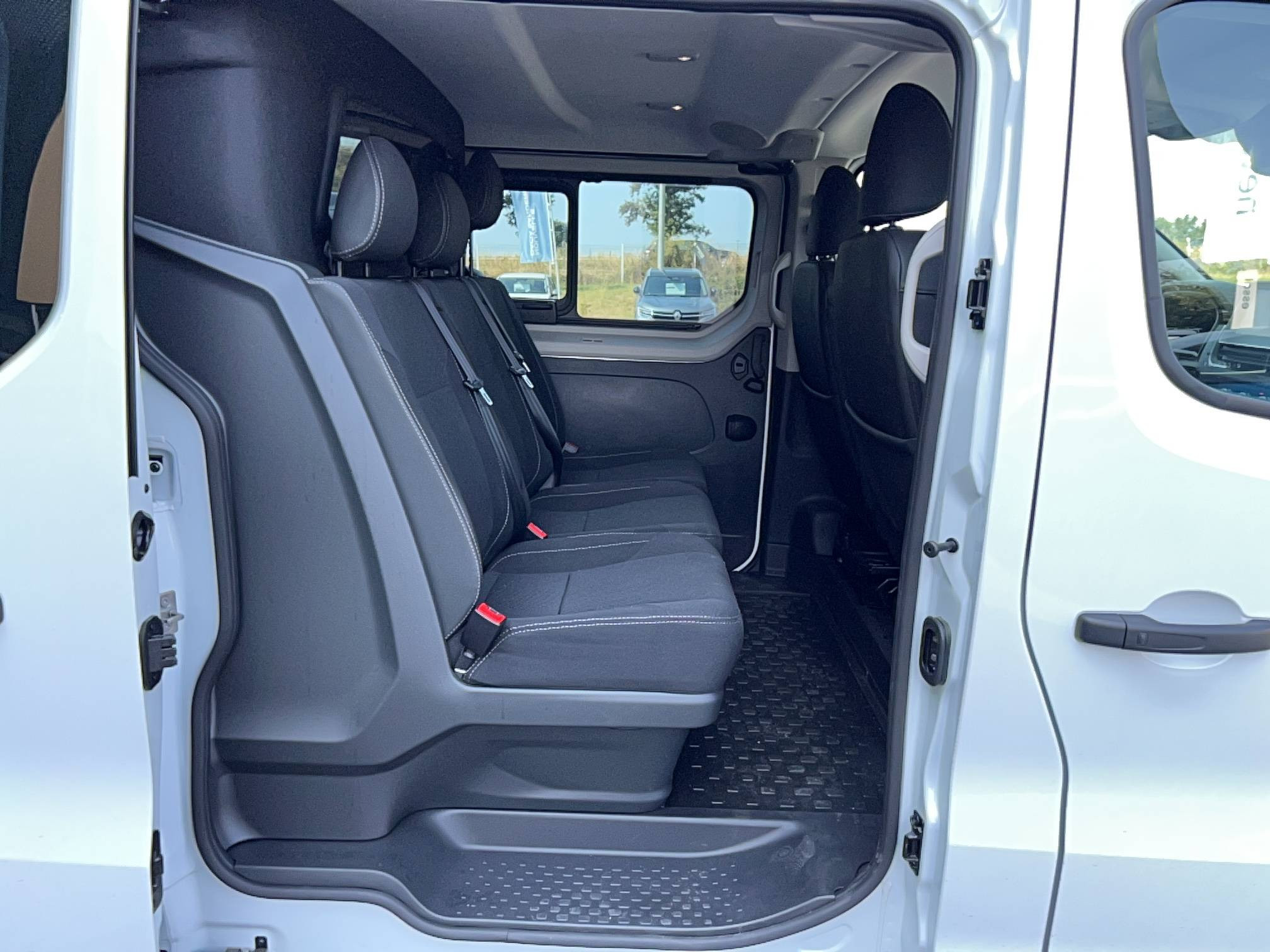 Vente en ligne Renault Trafic Cabine Approfondie TRAFIC CA BLUE DCI 170 L2H1 3T AUTO au prix de 40 990 €