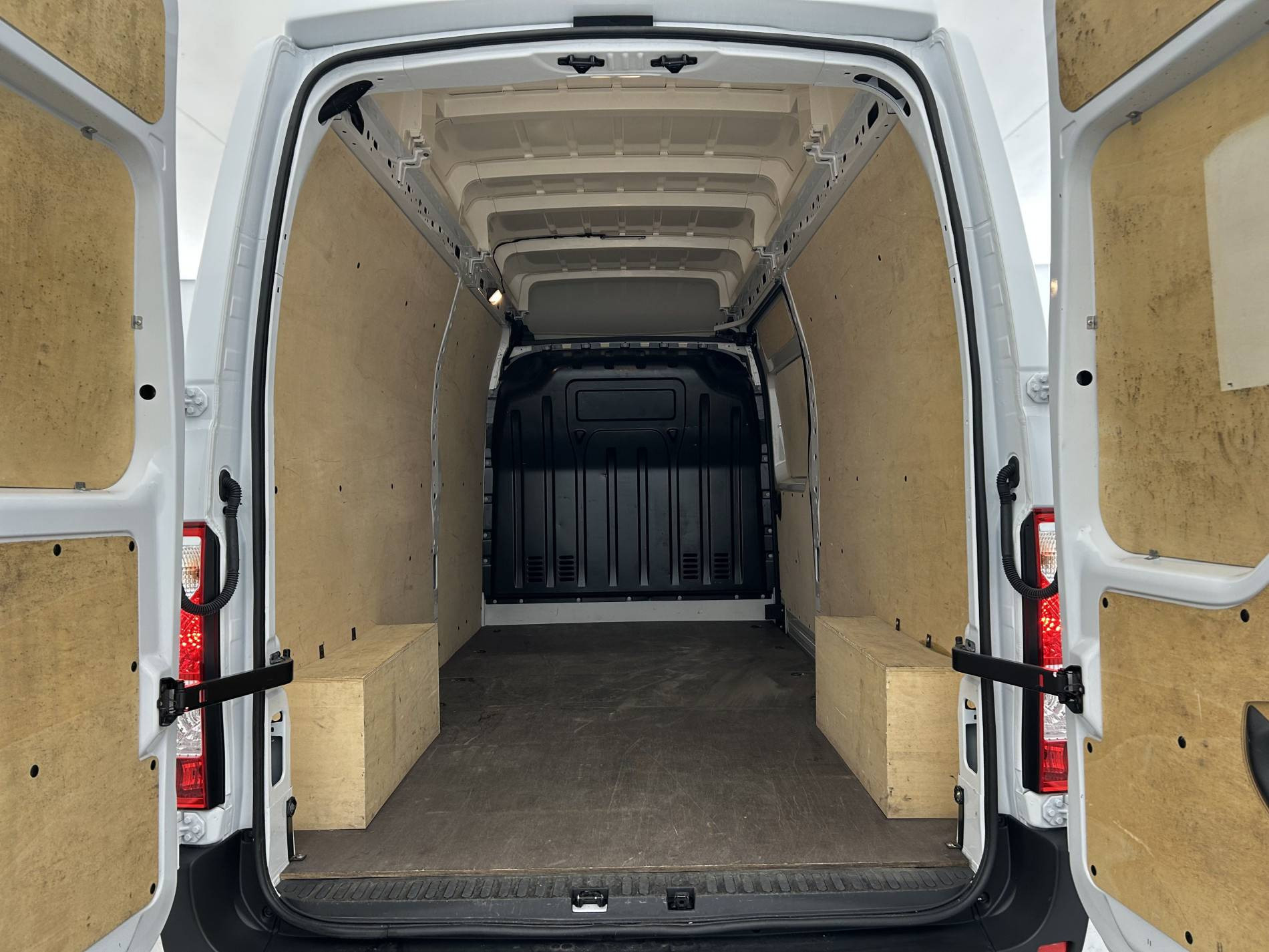 Vente en ligne Renault Master Fourgon MASTER FGN TRAC F3500 L3H3 BLUE DCI 135 au prix de 28 790 €