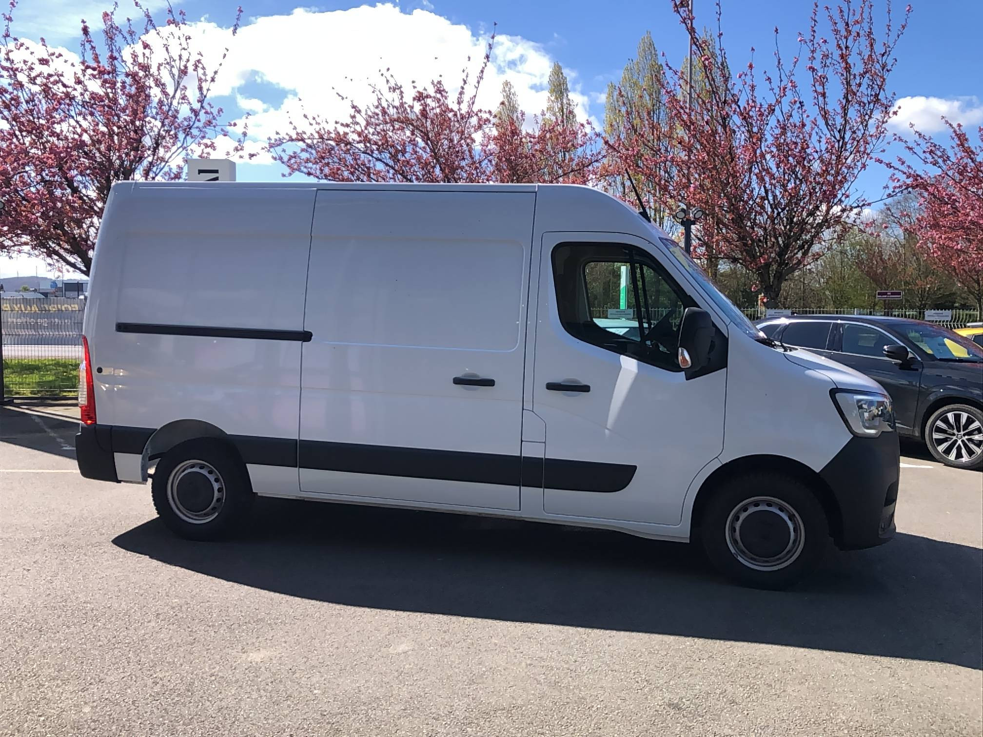 Vente en ligne Renault Master Fourgon MASTER FGN TRAC F3500 L2H2 BLUE DCI 135 au prix de 26 990 €