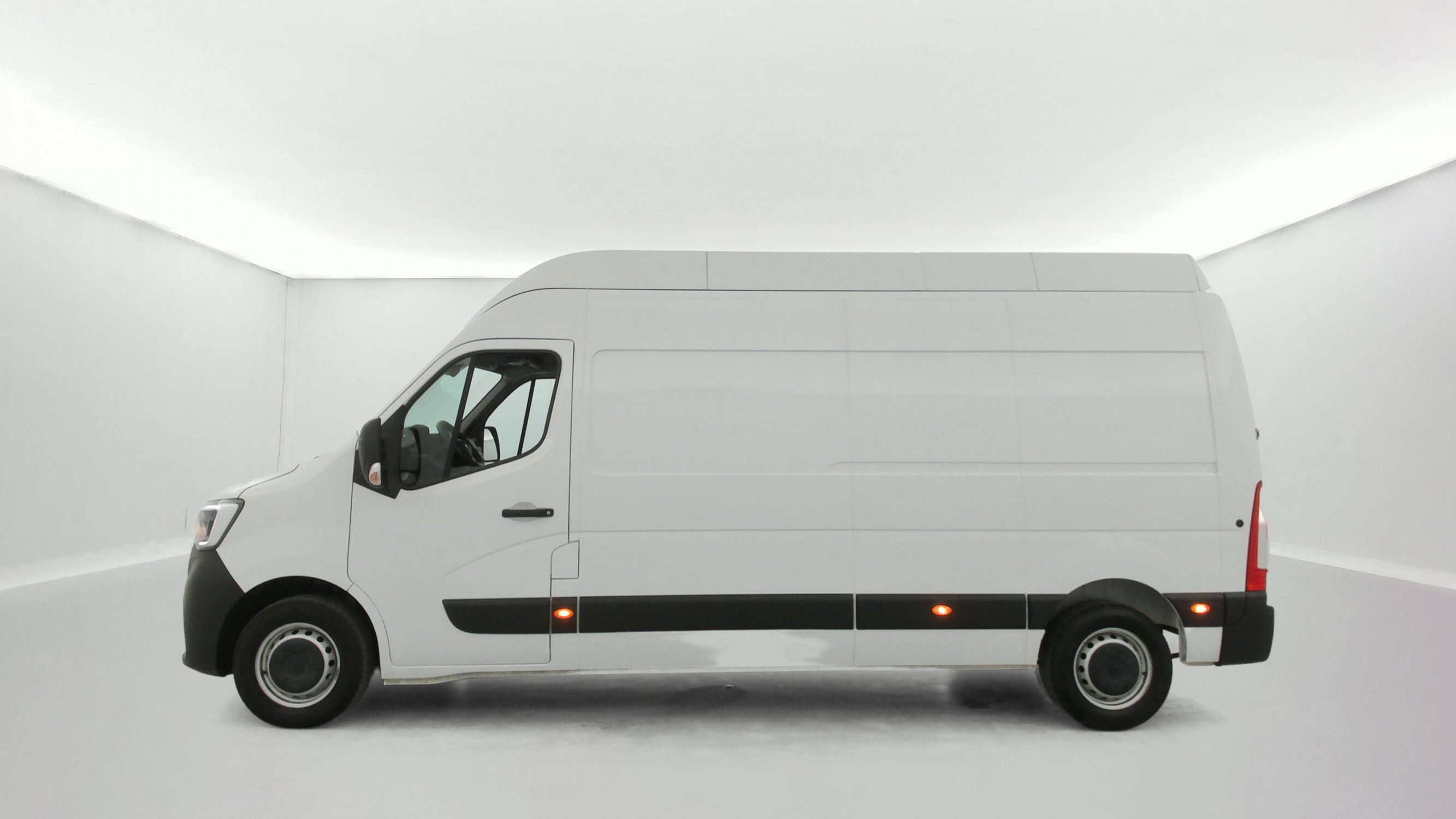 Vente en ligne Renault Master Fourgon MASTER FGN TRAC F3500 L3H3 BLUE DCI 135 au prix de 28 790 €