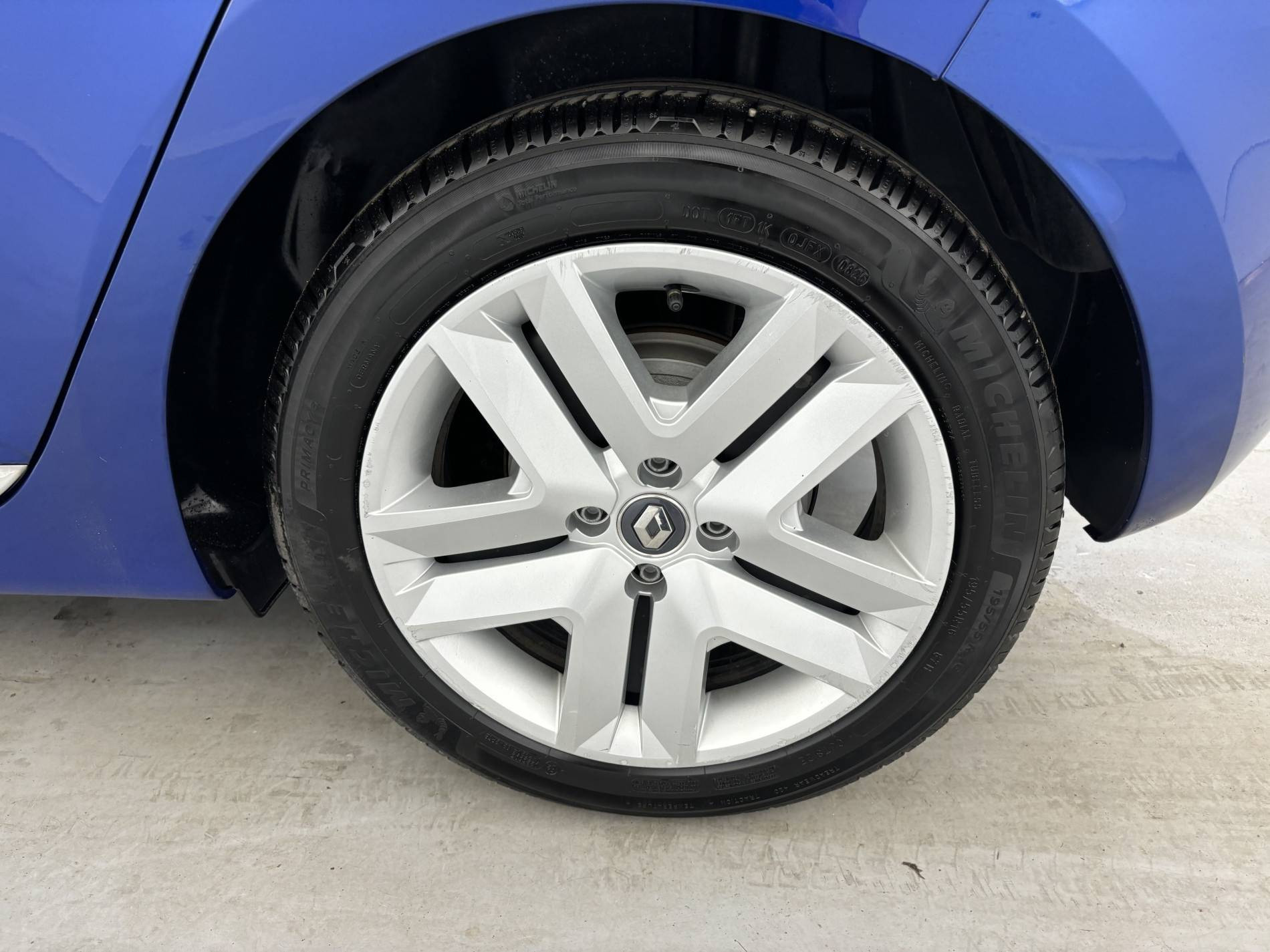 Vente en ligne Renault Clio 5 Clio E-Tech 140 - 21N au prix de 15 780 €