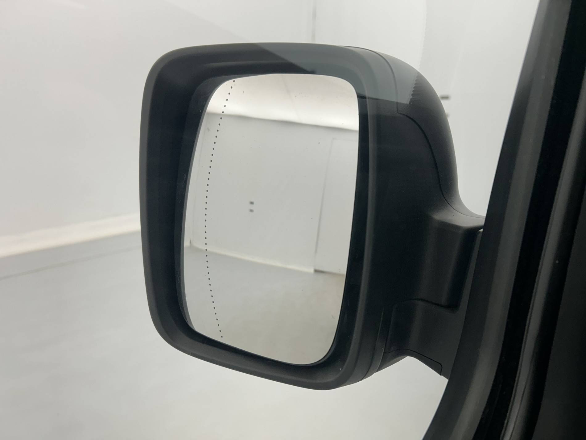 Vente en ligne Renault Trafic 3 Fourgon TRAFIC PC L2H1 3T BLUE DCI 150 au prix de 23 490 €