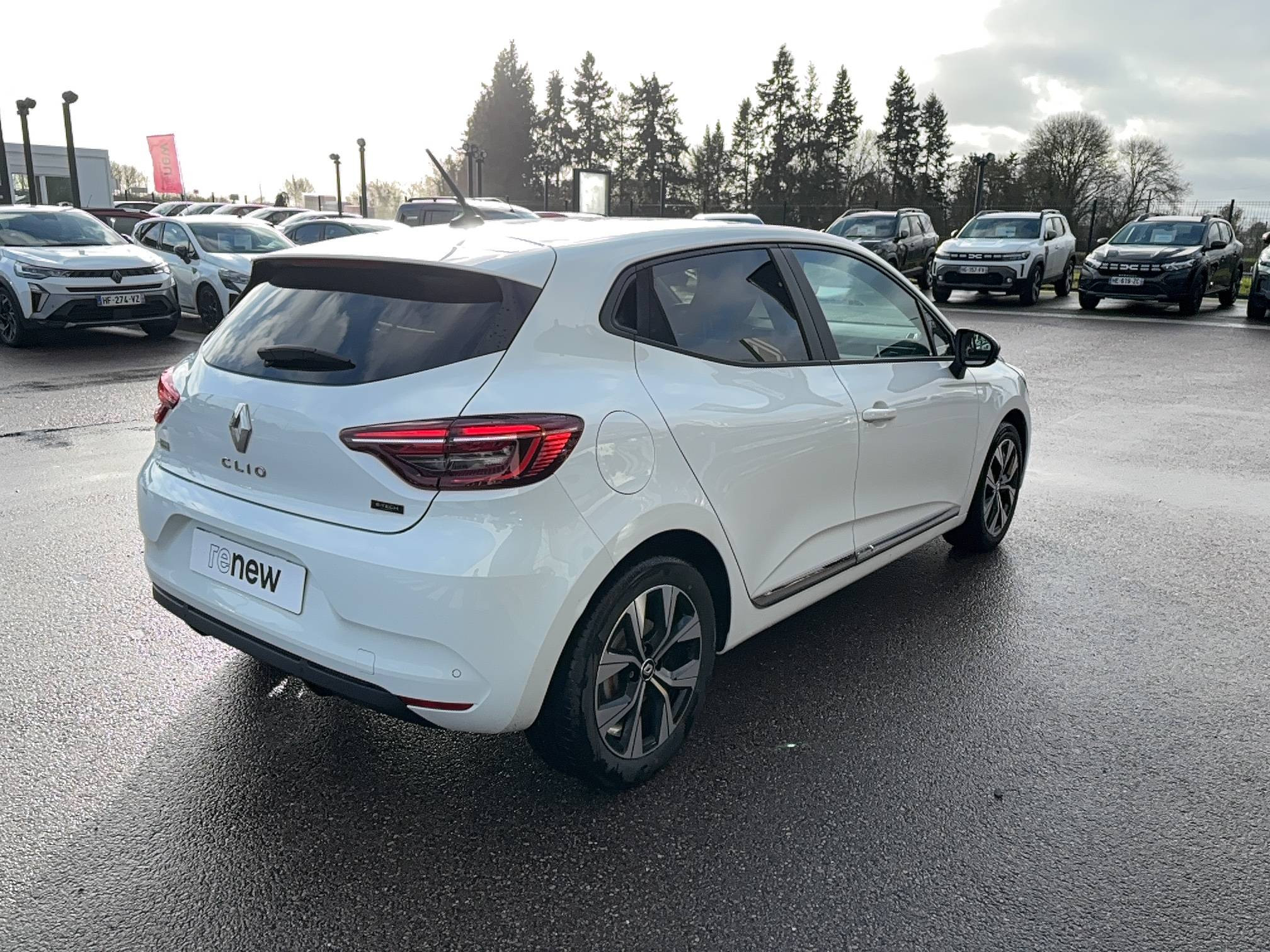 Vente en ligne Renault Clio 5 Clio E-Tech hybride 145 au prix de 17 391 €