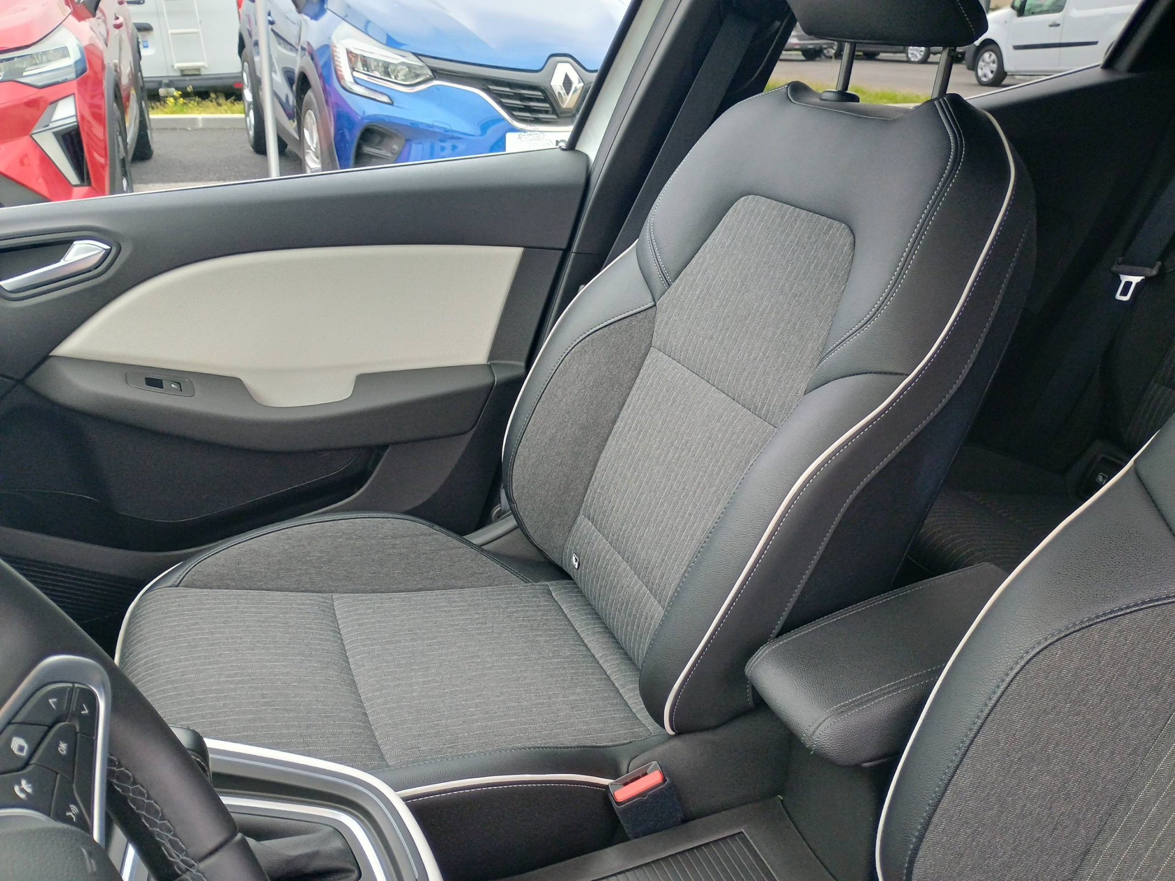 Vente en ligne Renault Clio 5 Clio E-Tech full hybrid 145 au prix de 16 990 €