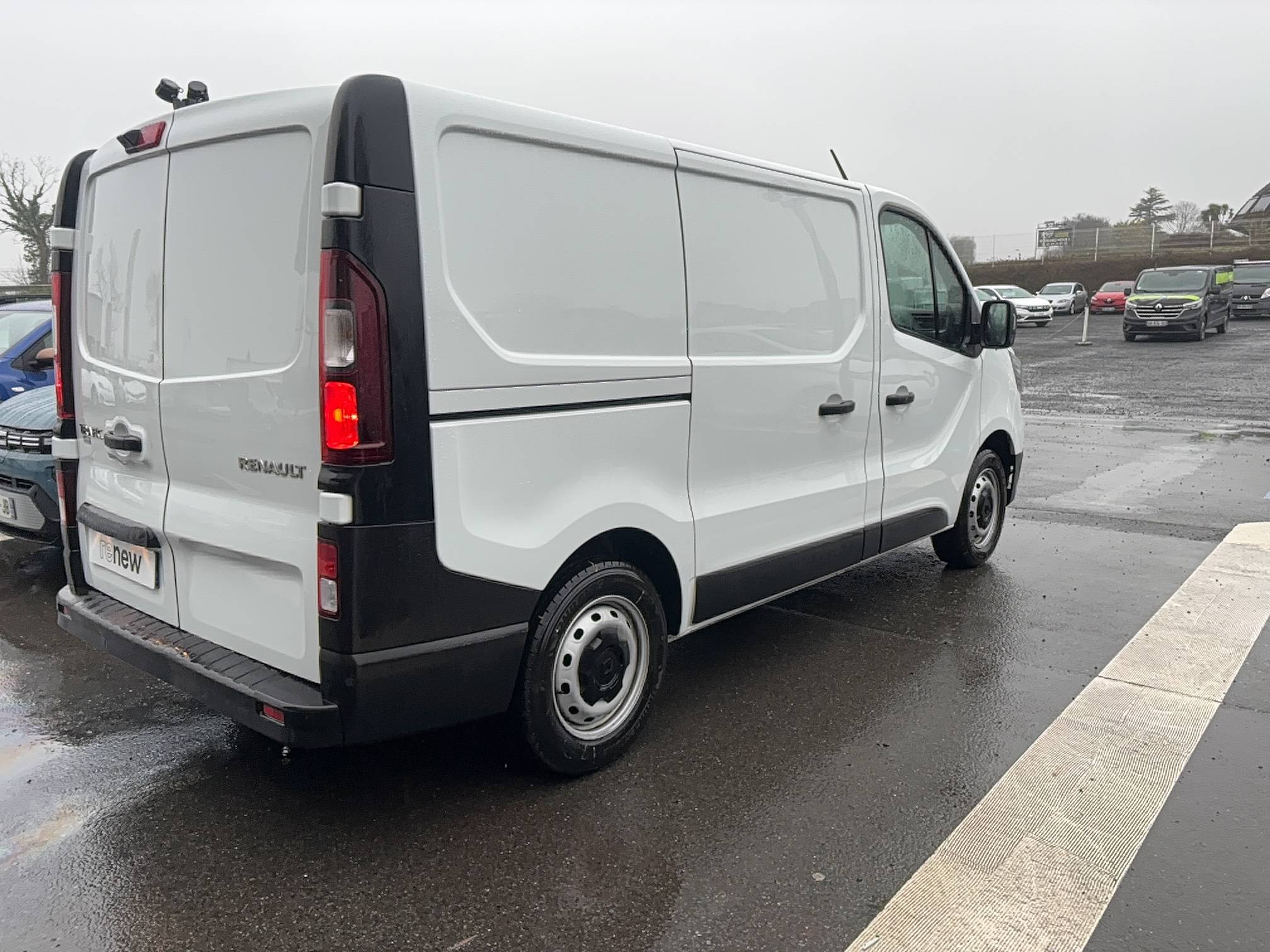 Vente en ligne Renault Trafic 3 Fourgon TRAFIC FGN L1H1 2800 KG BLUE DCI 130 au prix de 17 500 €