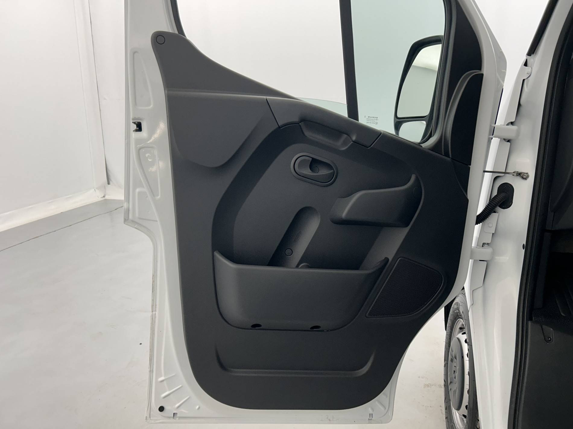 Vente en ligne Renault Master Fourgon MASTER FGN TRAC F3500 L2H2 BLUE DCI 135 au prix de 27 990 €