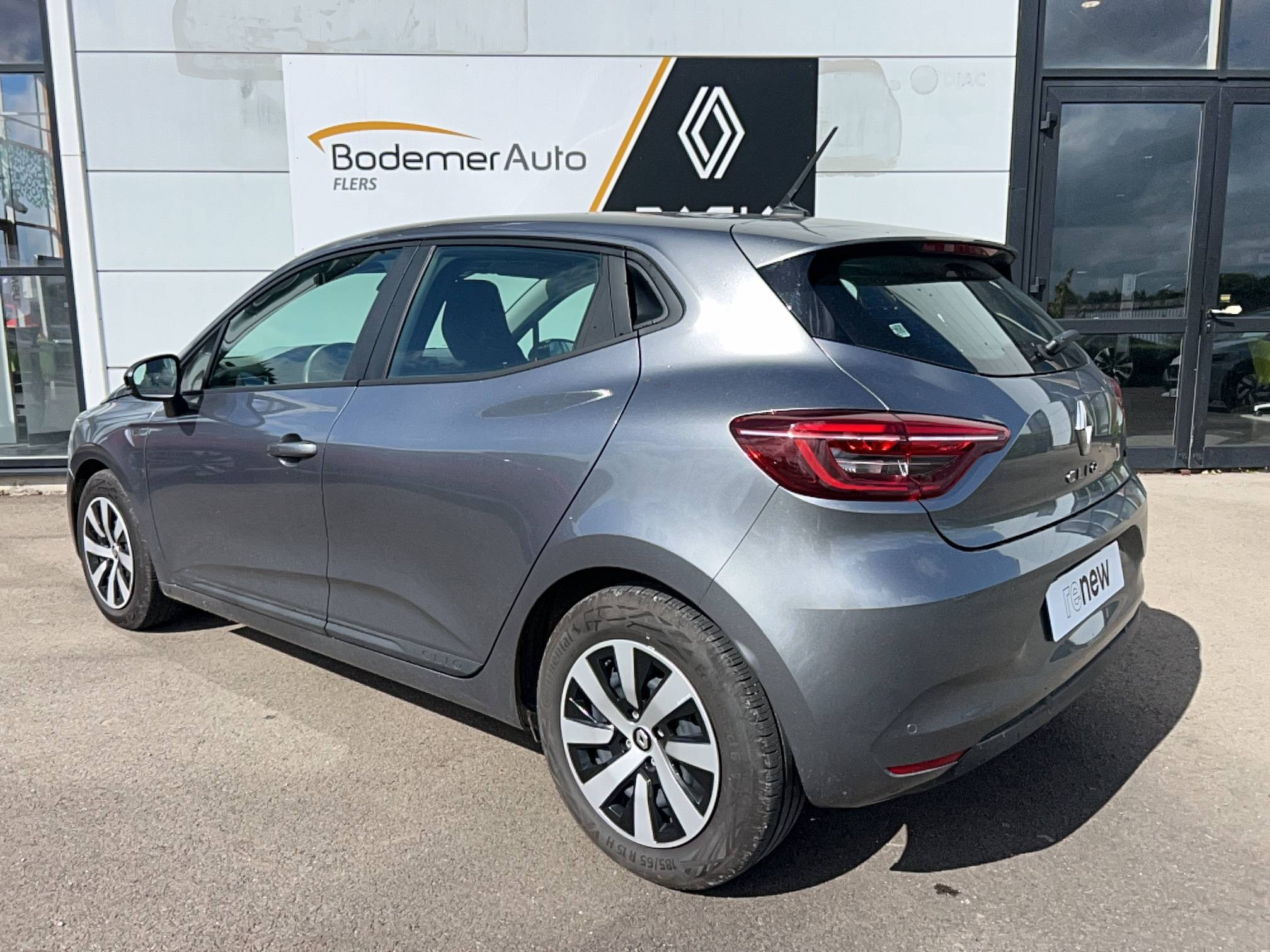 Vente en ligne Renault Clio 5 Clio E-Tech full hybrid 145 au prix de 17 990 €