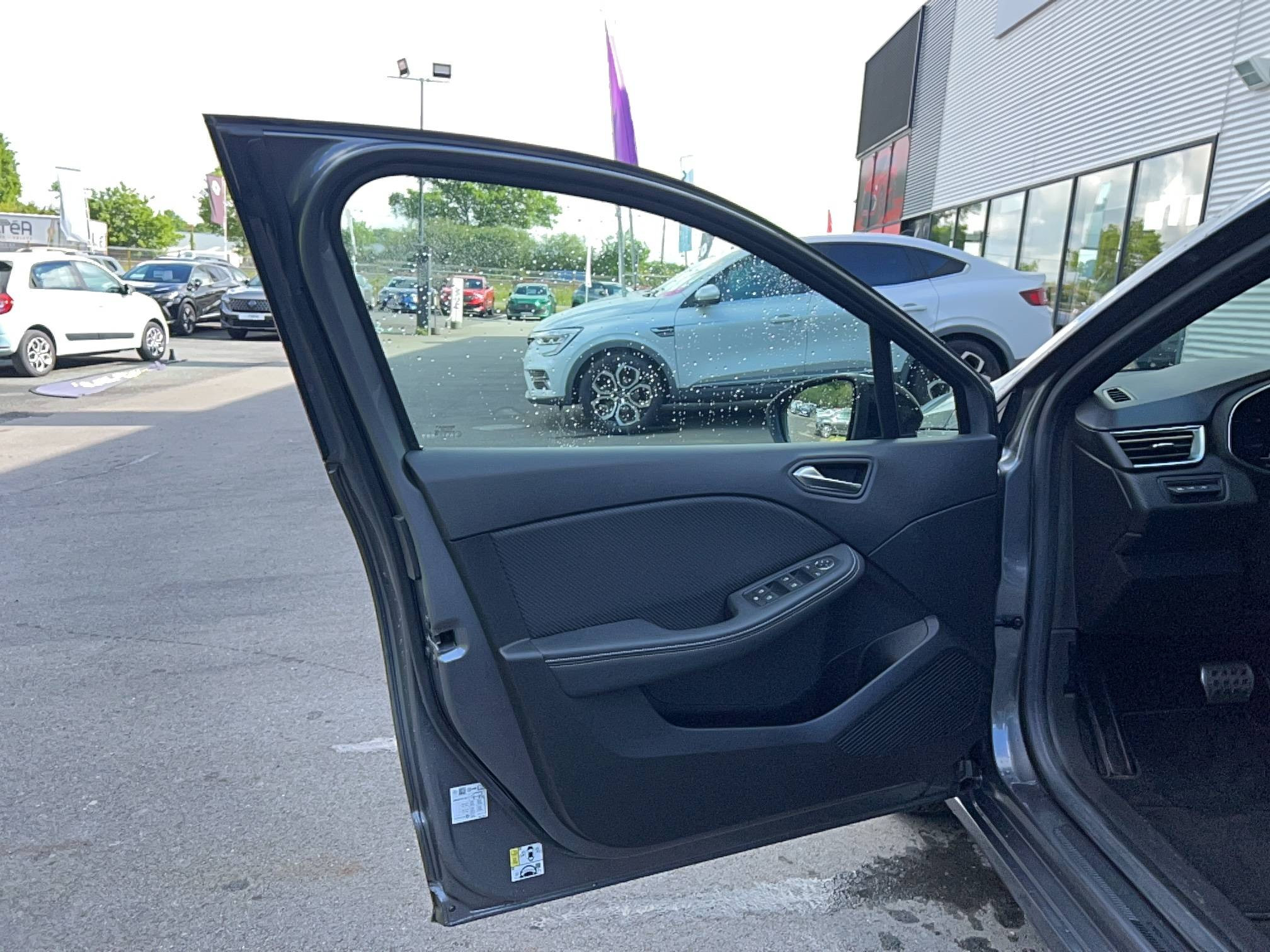 Vente en ligne Renault Clio 5 Clio E-Tech hybride 145 au prix de 16 990 €