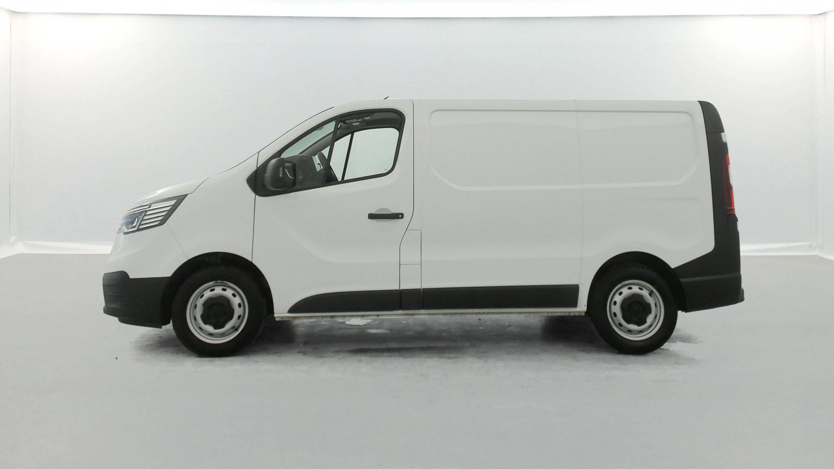 Vente en ligne Renault Trafic 3 Fourgon TRAFIC FGN L1H1 2800 KG BLUE DCI 130 au prix de 21 390 €