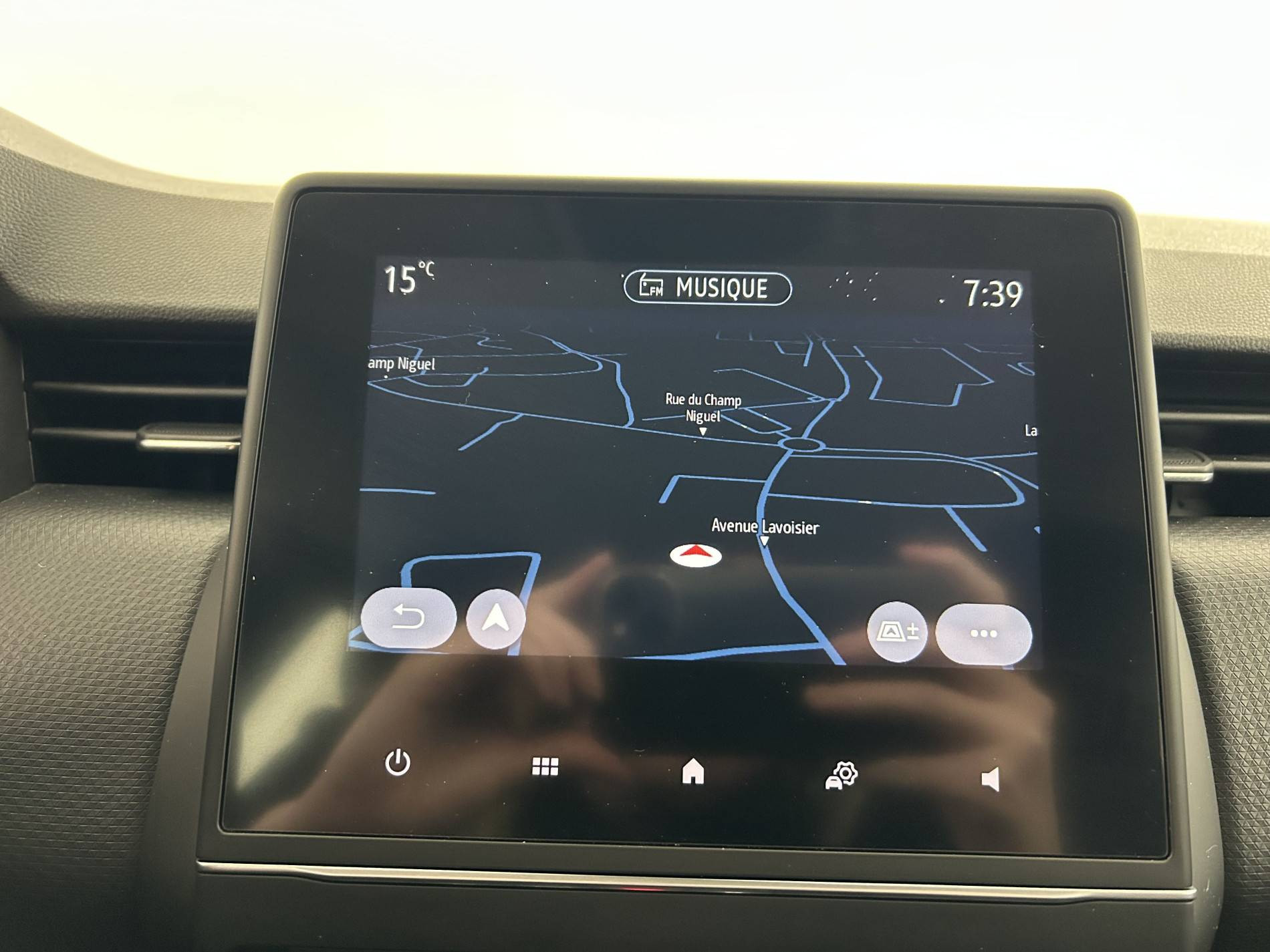 Vente en ligne Renault Clio 5 Clio E-Tech 140 - 21N au prix de 15 390 €