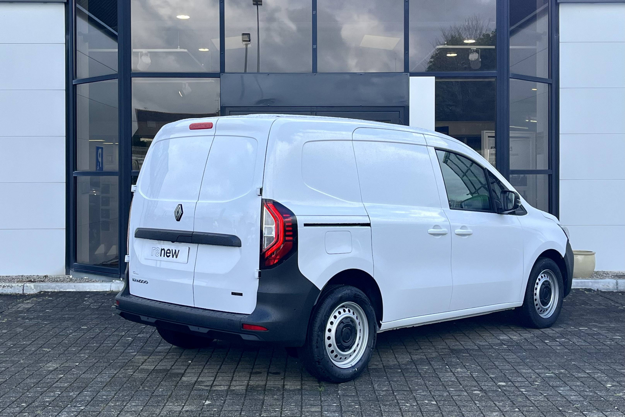 Vente en ligne Renault Kangoo Van E-Tech  FG TOLE L1 AC22/DC80 GSR2 au prix de 30 990 €