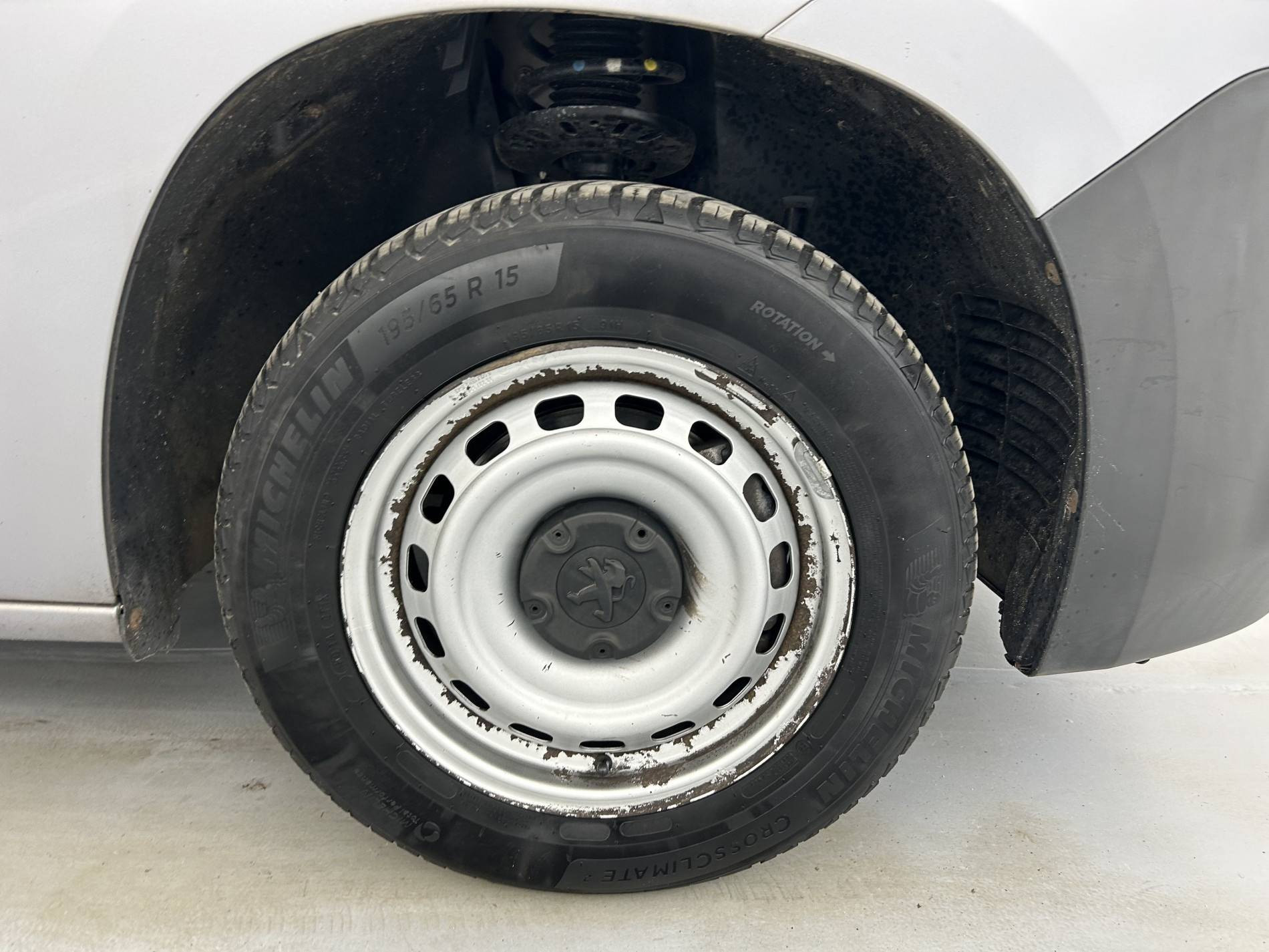 Vente en ligne Peugeot Partner Fourgon  STANDARD 650 KG BLUEHDI 100 S&S BVM5 au prix de 11 790 €