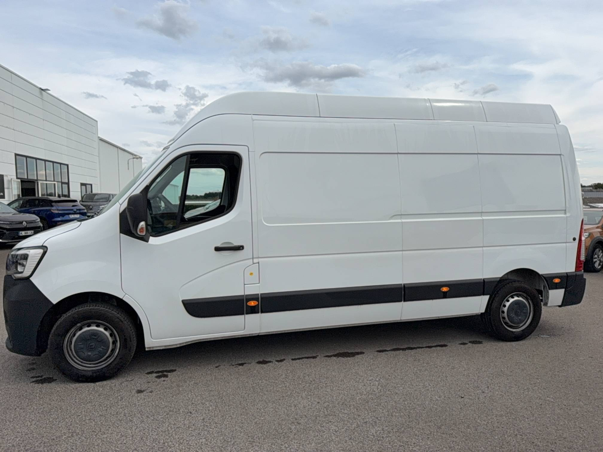 Vente en ligne Renault Master Fourgon MASTER FGN TRAC F3500 L3H3 BLUE DCI 135 au prix de 23 990 €