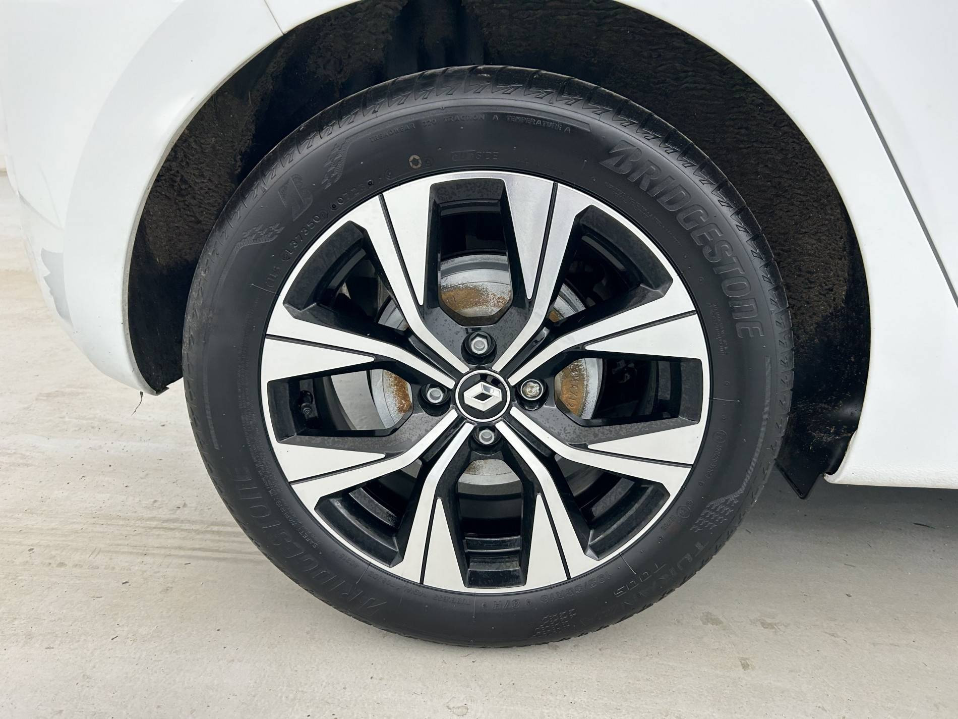 Vente en ligne Renault Clio 5 Clio E-Tech full hybrid 145 au prix de 17 950 €