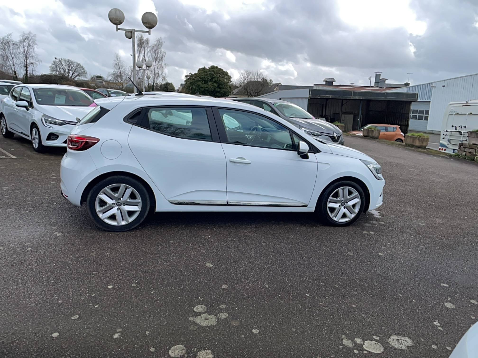 Vente en ligne Renault Clio 5 Clio TCe 90 - 21 au prix de 12 590 €