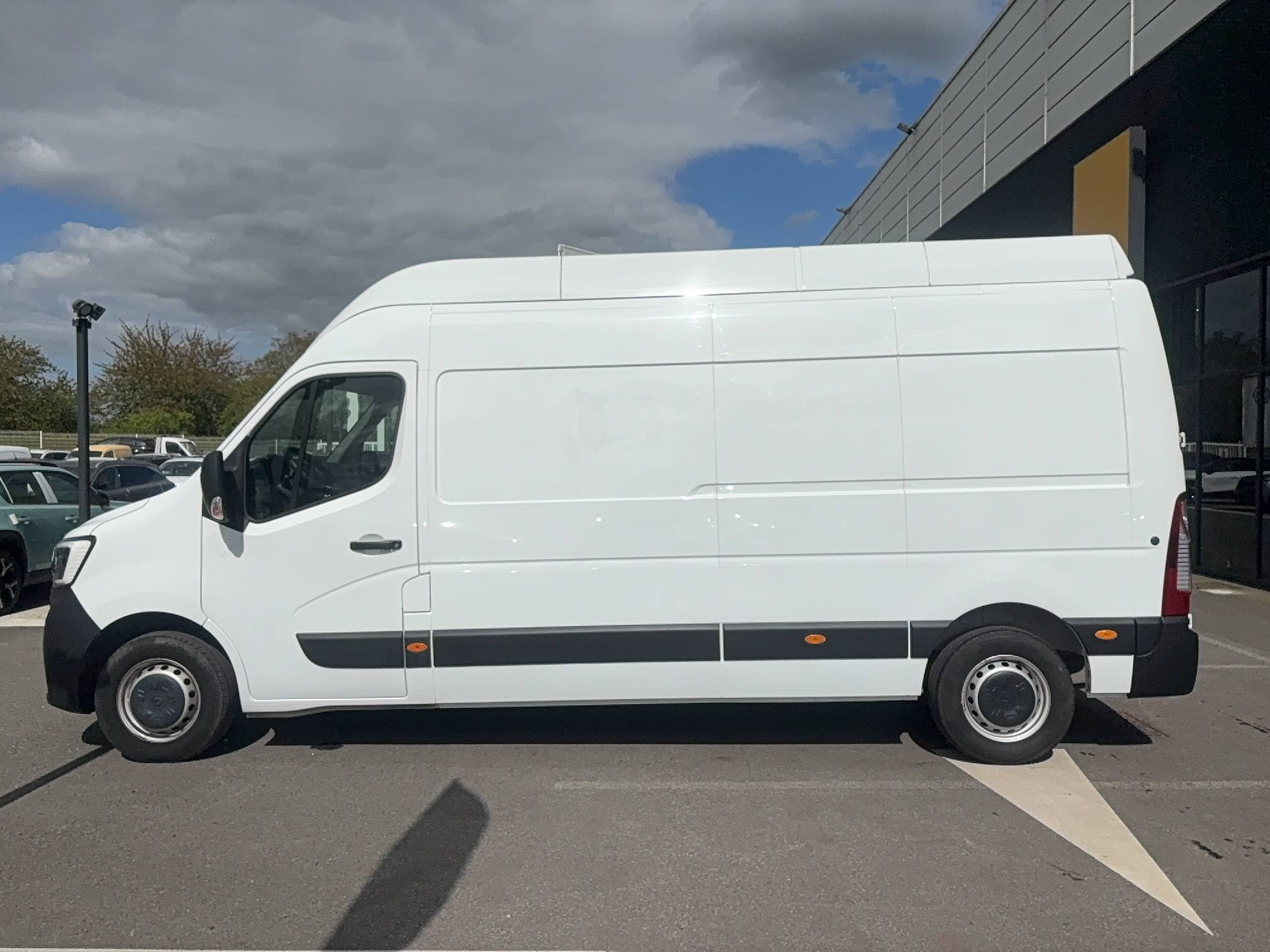 Vente en ligne Renault Master Fourgon MASTER FGN TRAC F3500 L3H3 BLUE DCI 135 au prix de 27 000 €