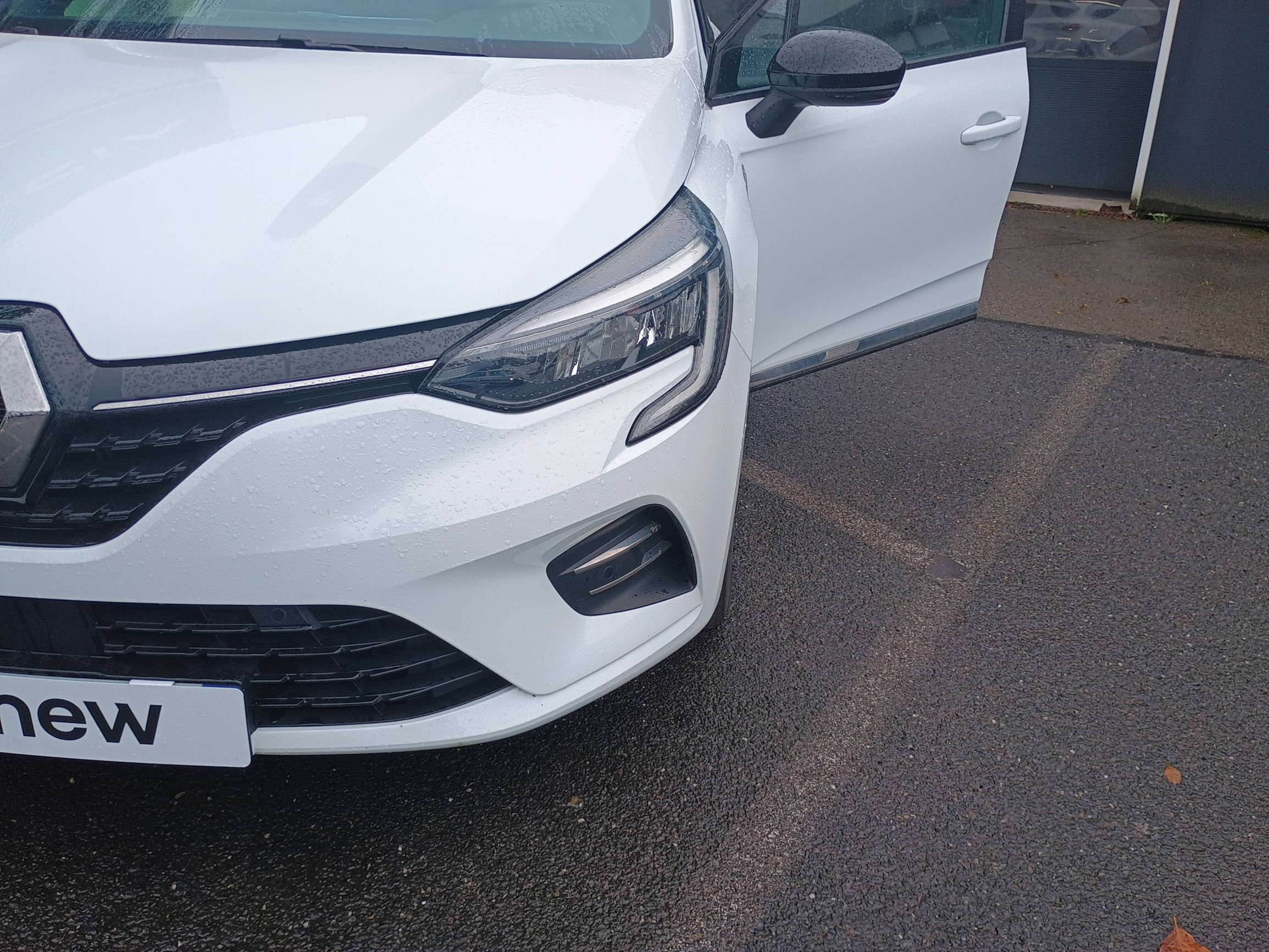 Vente en ligne Renault Clio 5 Clio E-Tech 140 - 21N au prix de 15 490 €