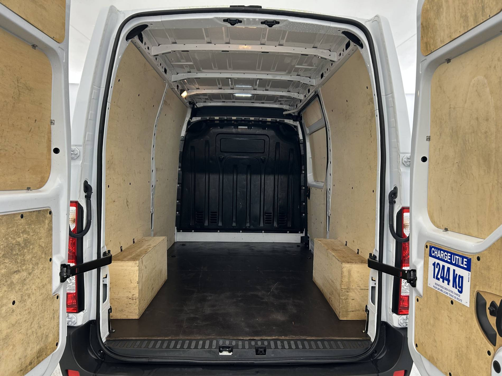 Vente en ligne Renault Master Fourgon MASTER FGN TRAC F3500 L2H2 BLUE DCI 135 au prix de 27 990 €