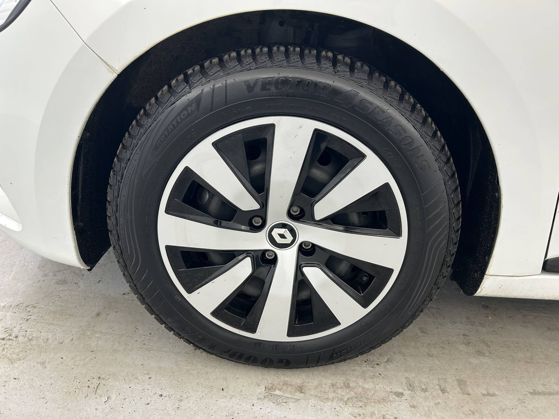 Vente en ligne Renault Clio 5 Clio E-Tech full hybrid 145 au prix de 15 890 €