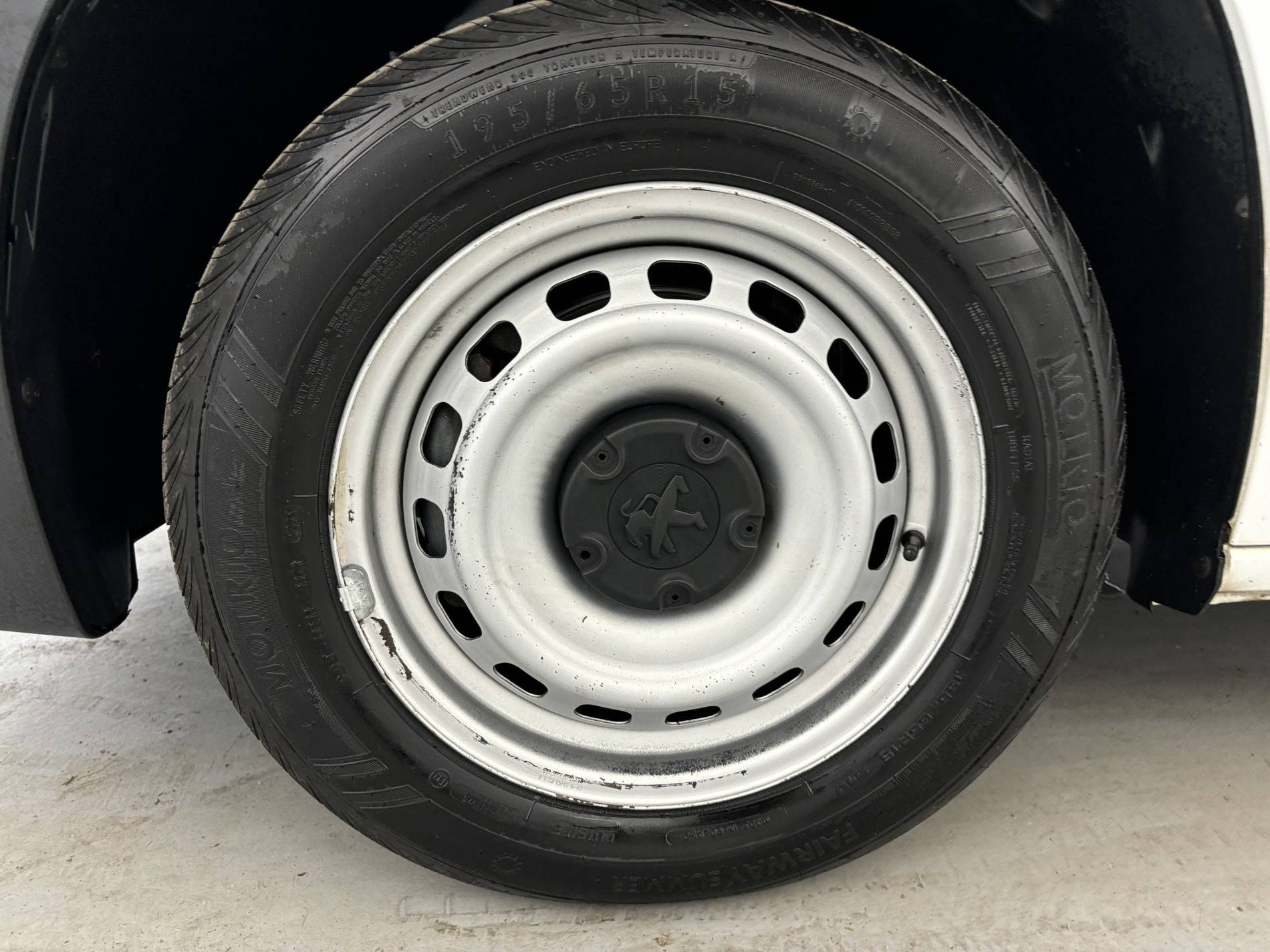 Vente en ligne Peugeot Partner Fourgon  STANDARD 650 KG BLUEHDI 100 S&S BVM5 au prix de 11 990 €