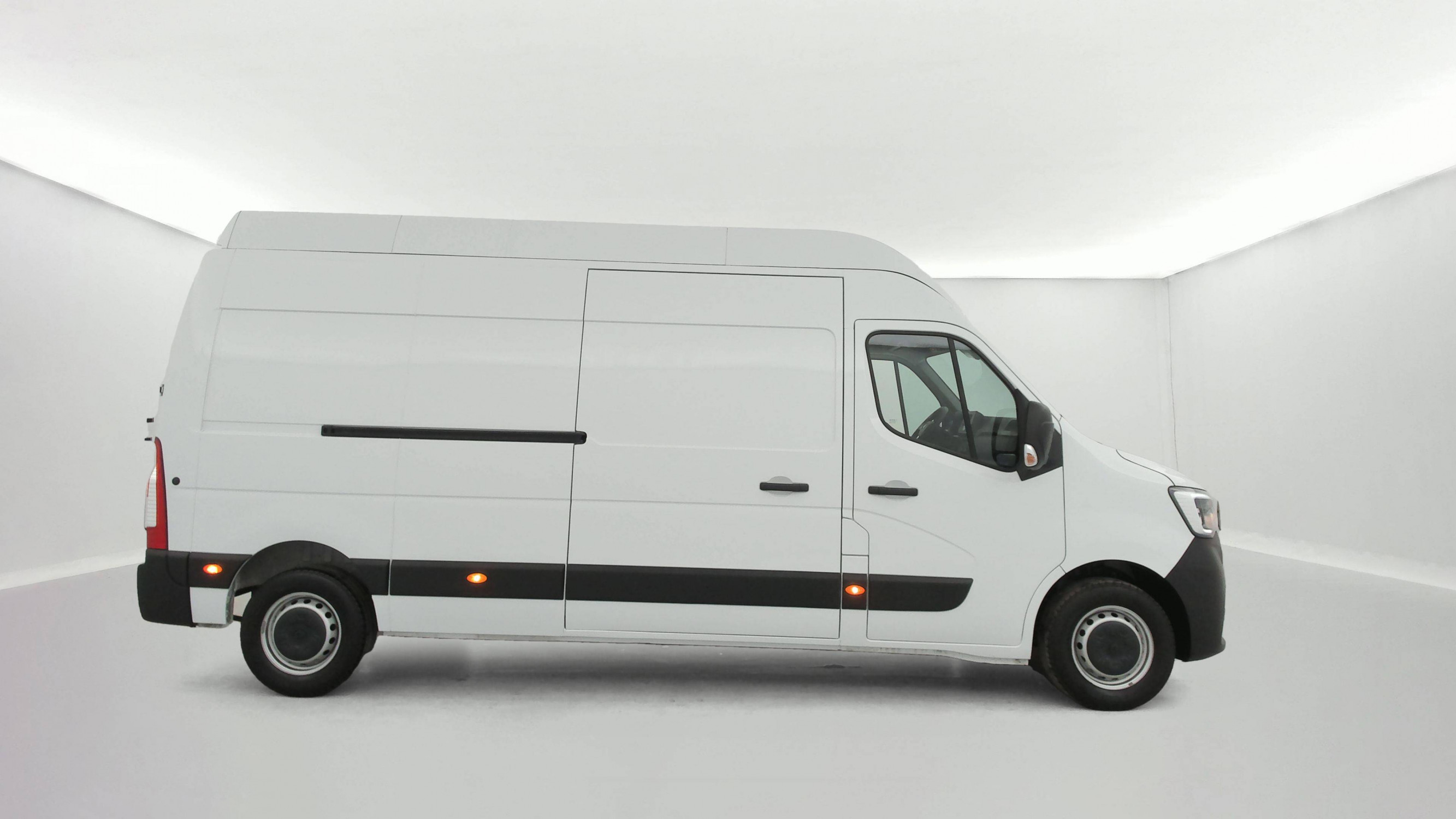 Vente en ligne Renault Master Fourgon MASTER FGN TRAC F3500 L3H3 BLUE DCI 135 au prix de 32 390 €