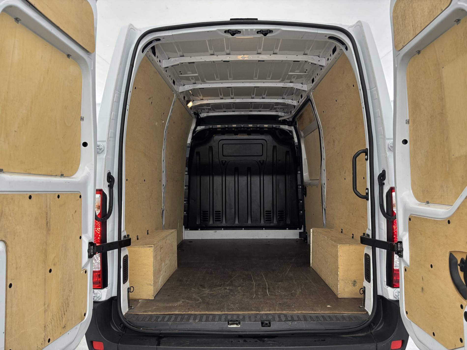Vente en ligne Renault Master Fourgon MASTER FGN TRAC F3500 L2H2 BLUE DCI 135 au prix de 21 990 €