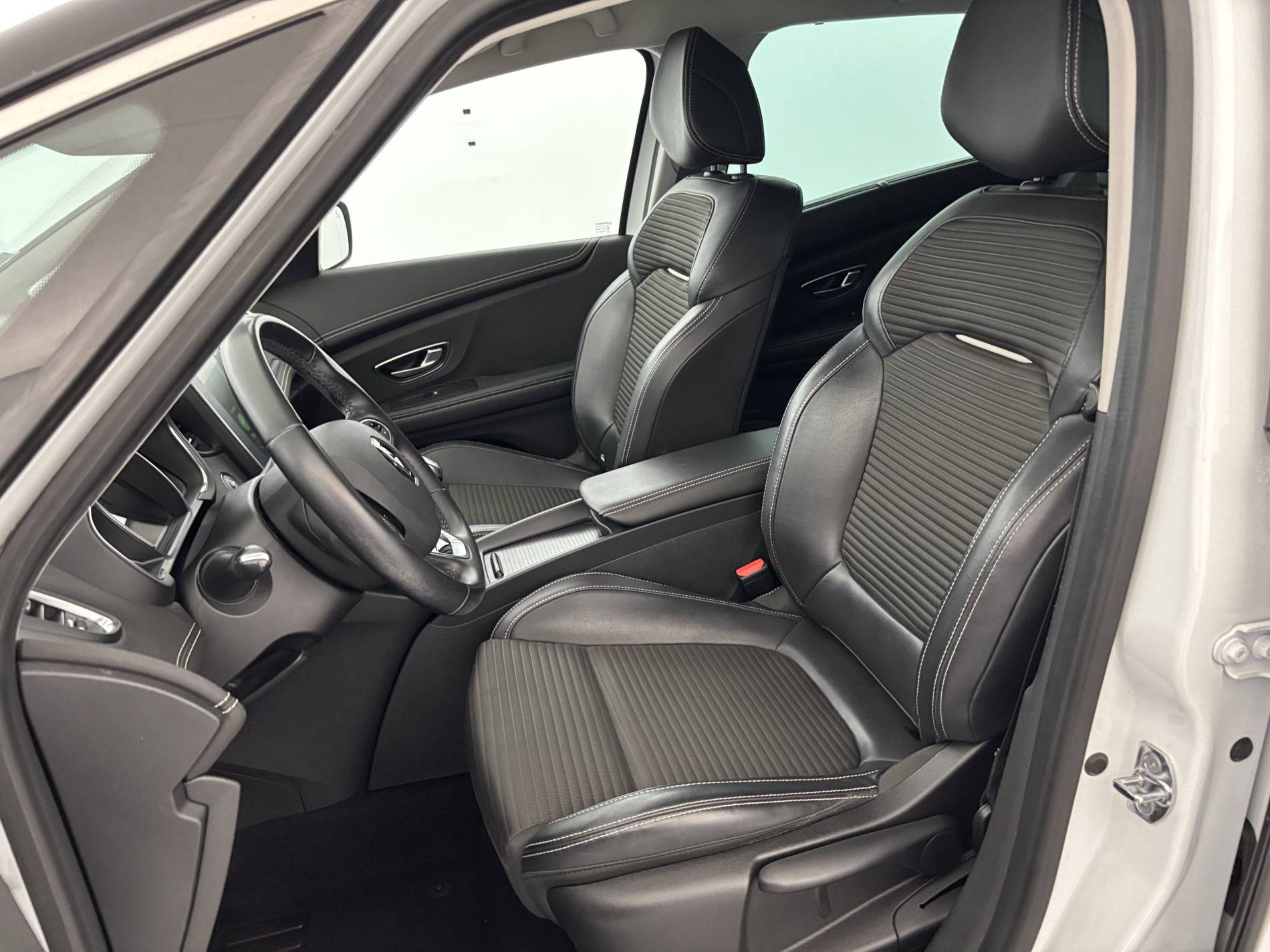 Vente en ligne Renault Scenic 4 Scenic Blue dCi 120 au prix de 16 900 €