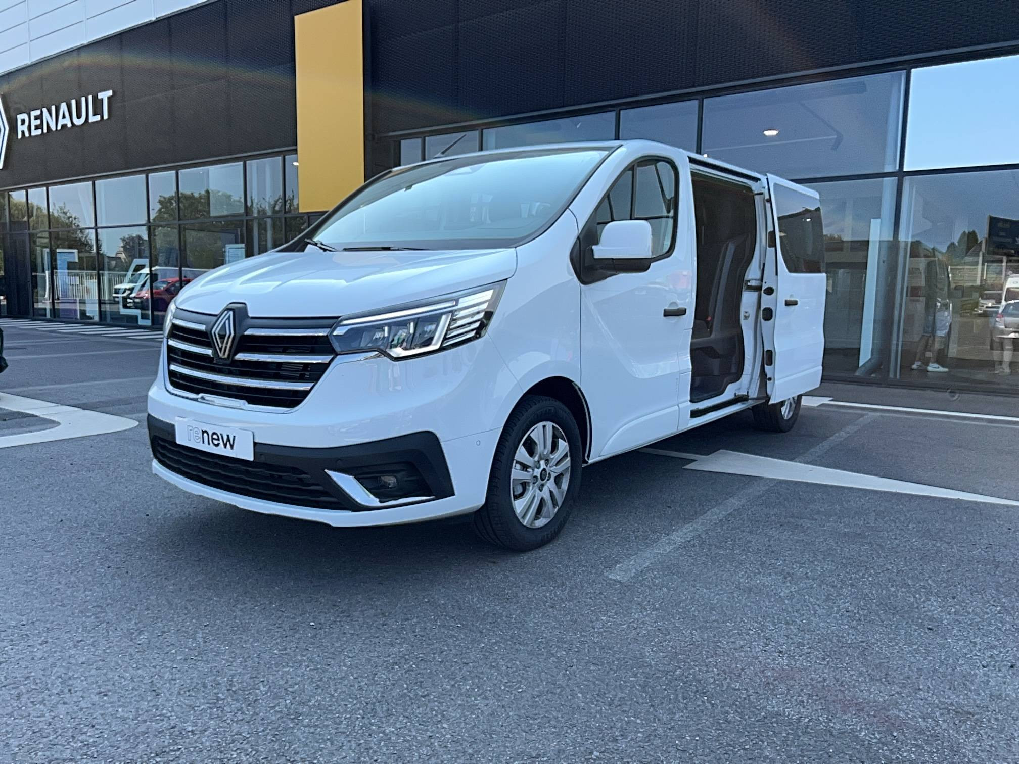 Vente en ligne Renault Trafic Cabine Approfondie TRAFIC CA BLUE DCI 170 L2H1 3T AUTO au prix de 40 990 €
