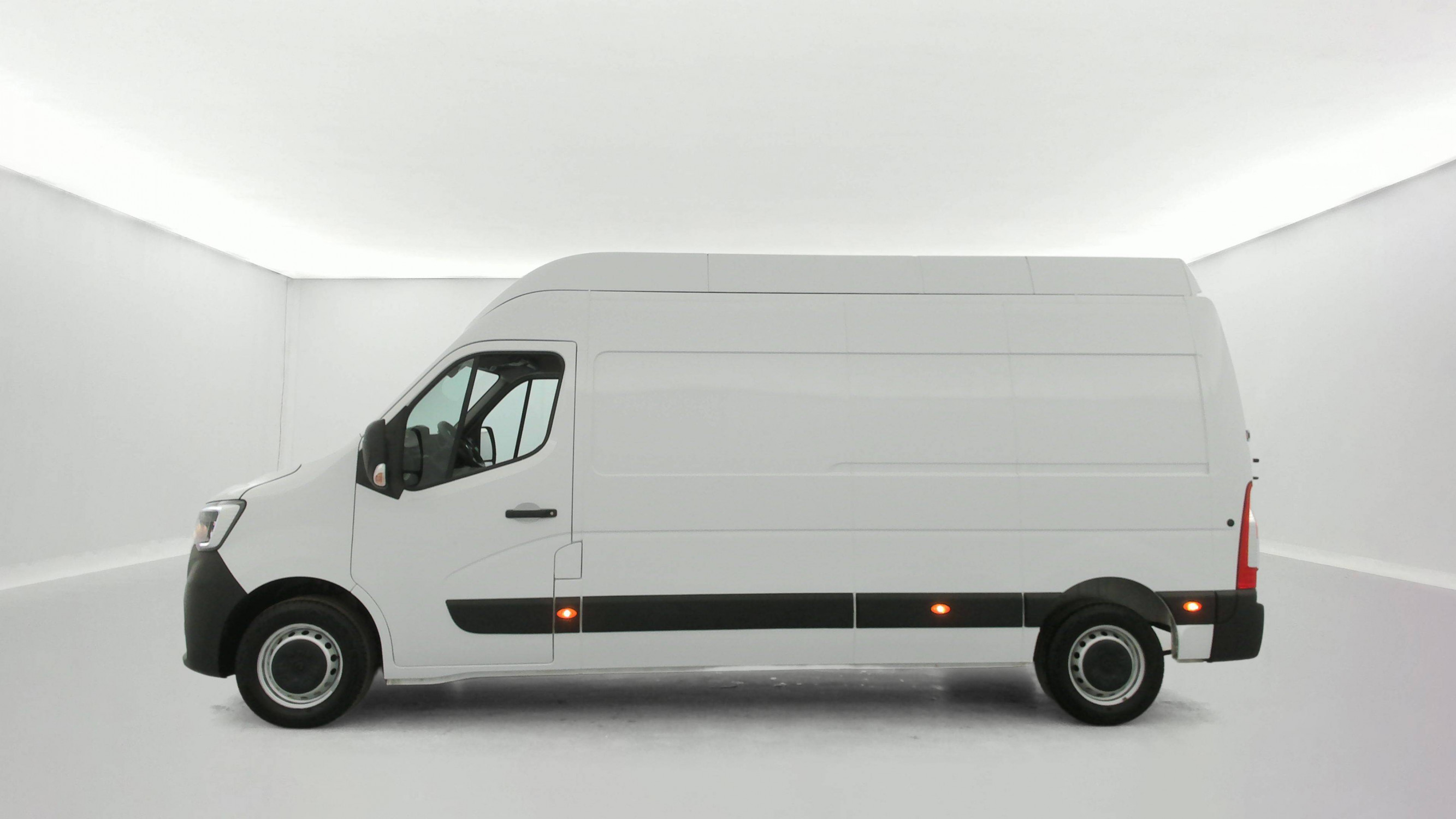 Vente en ligne Renault Master Fourgon MASTER FGN TRAC F3500 L3H3 BLUE DCI 135 au prix de 27 490 €