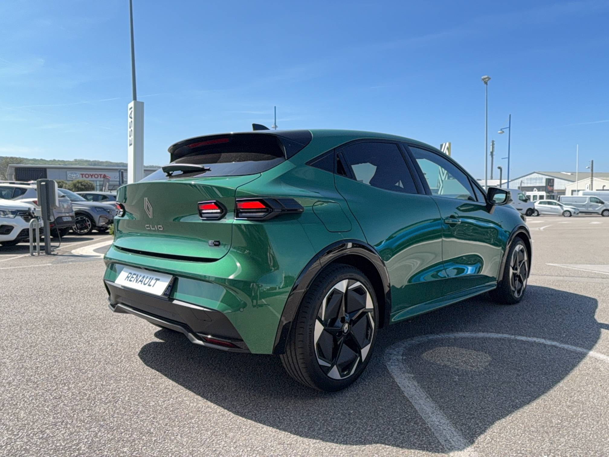 Vente en ligne Renault Clio 6 Clio E-Tech full hybrid 160 ch au prix de 25 500 €