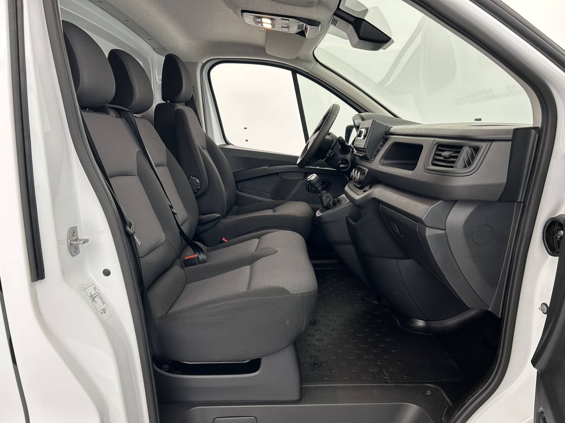 Vente en ligne Renault Trafic 3 Fourgon TRAFIC FG BLUE DCI 130 L1H1 3T GSR2 au prix de 23 999 €