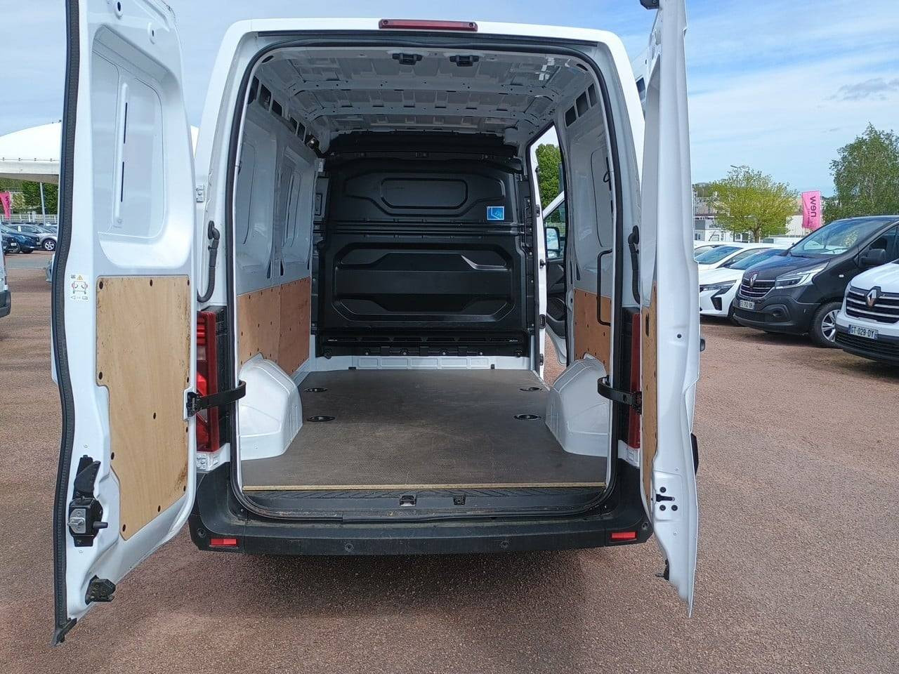 Vente en ligne Renault Master Fourgon MASTER FG BLUE DCI 130 L2H2 3T5 TR au prix de 31 990 €