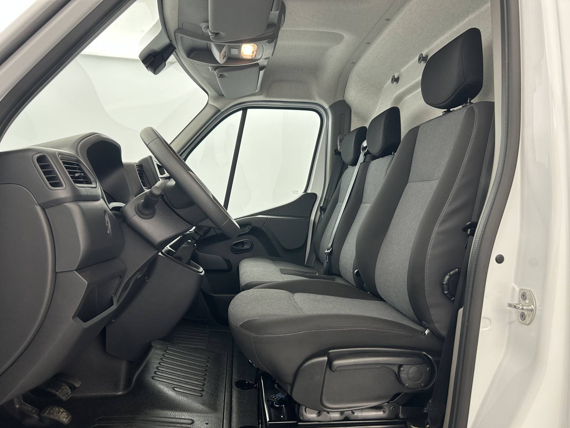 Vente en ligne Renault Master Fourgon MASTER FGN TRAC F3500 L3H3 BLUE DCI 135 au prix de 29 990 €