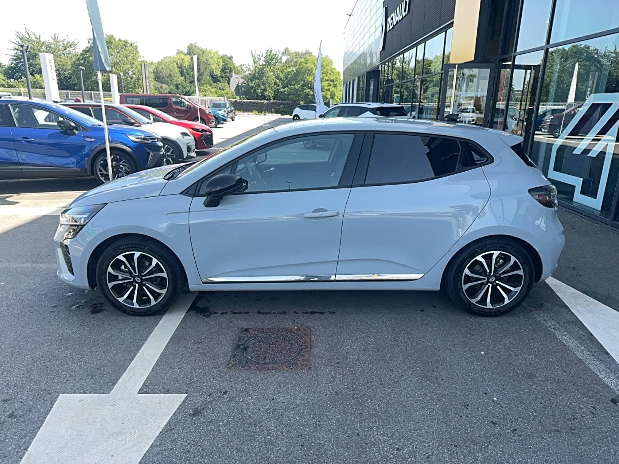 Vente en ligne Renault Clio 5 Clio E-Tech full hybrid 145 au prix de 17 790 €