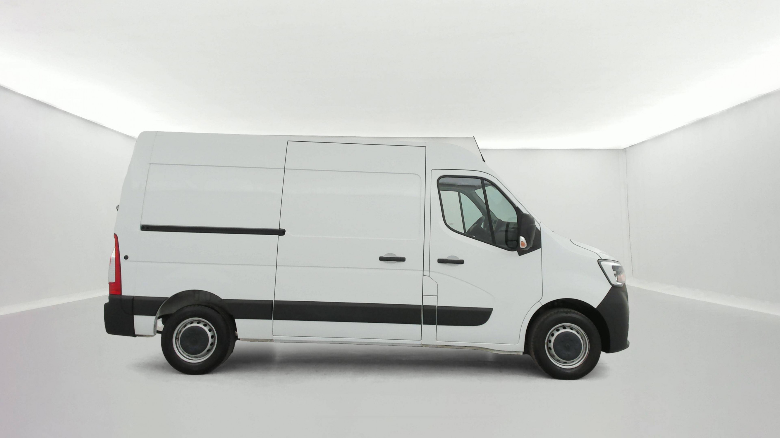 Vente en ligne Renault Master Fourgon MASTER FGN TRAC F3500 L2H2 BLUE DCI 135 au prix de 26 990 €