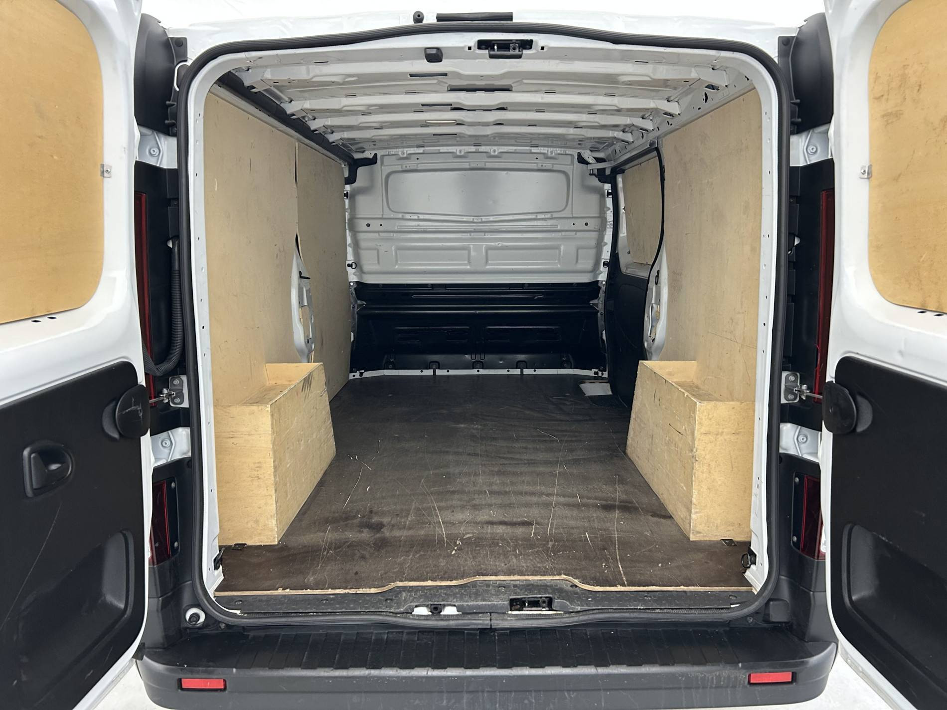 Vente en ligne Renault Trafic 3 Fourgon TRAFIC PC L2H1 3T BLUE DCI 150 au prix de 24 990 €