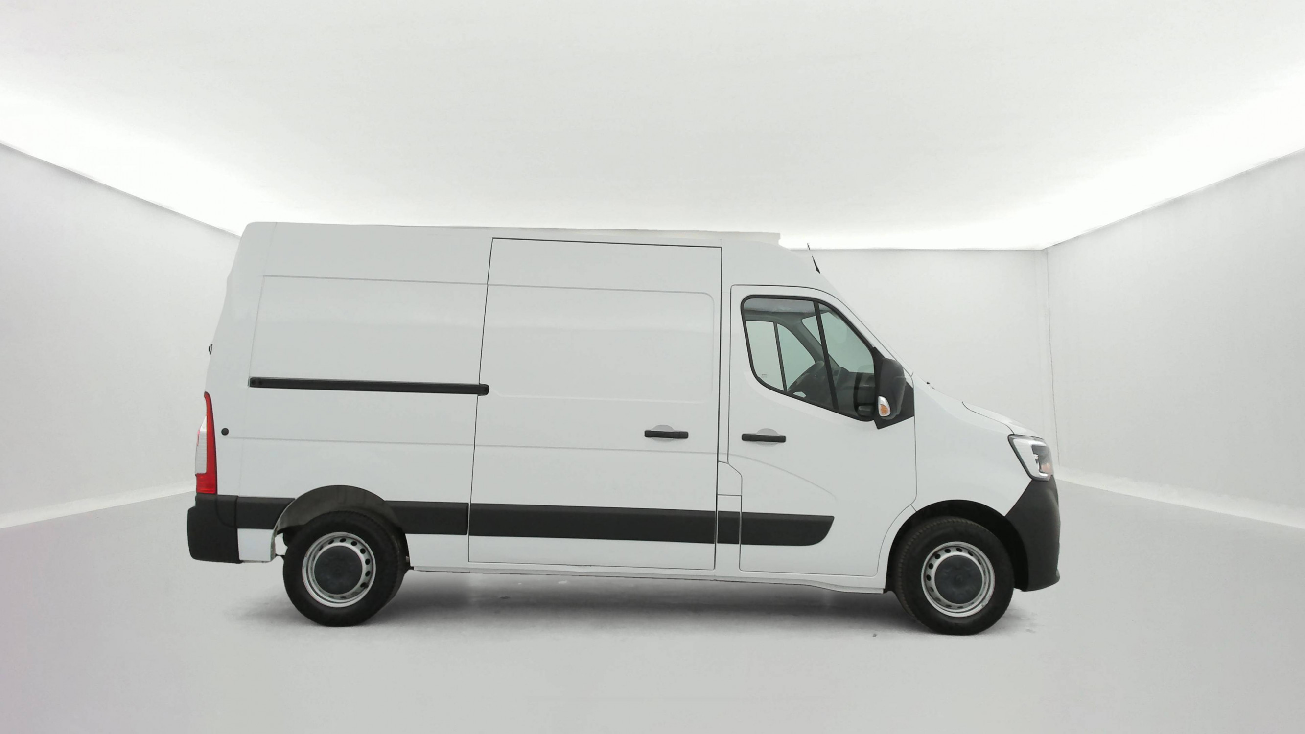 Vente en ligne Renault Master Fourgon MASTER FGN TRAC F3500 L2H2 BLUE DCI 135 au prix de 24 490 €