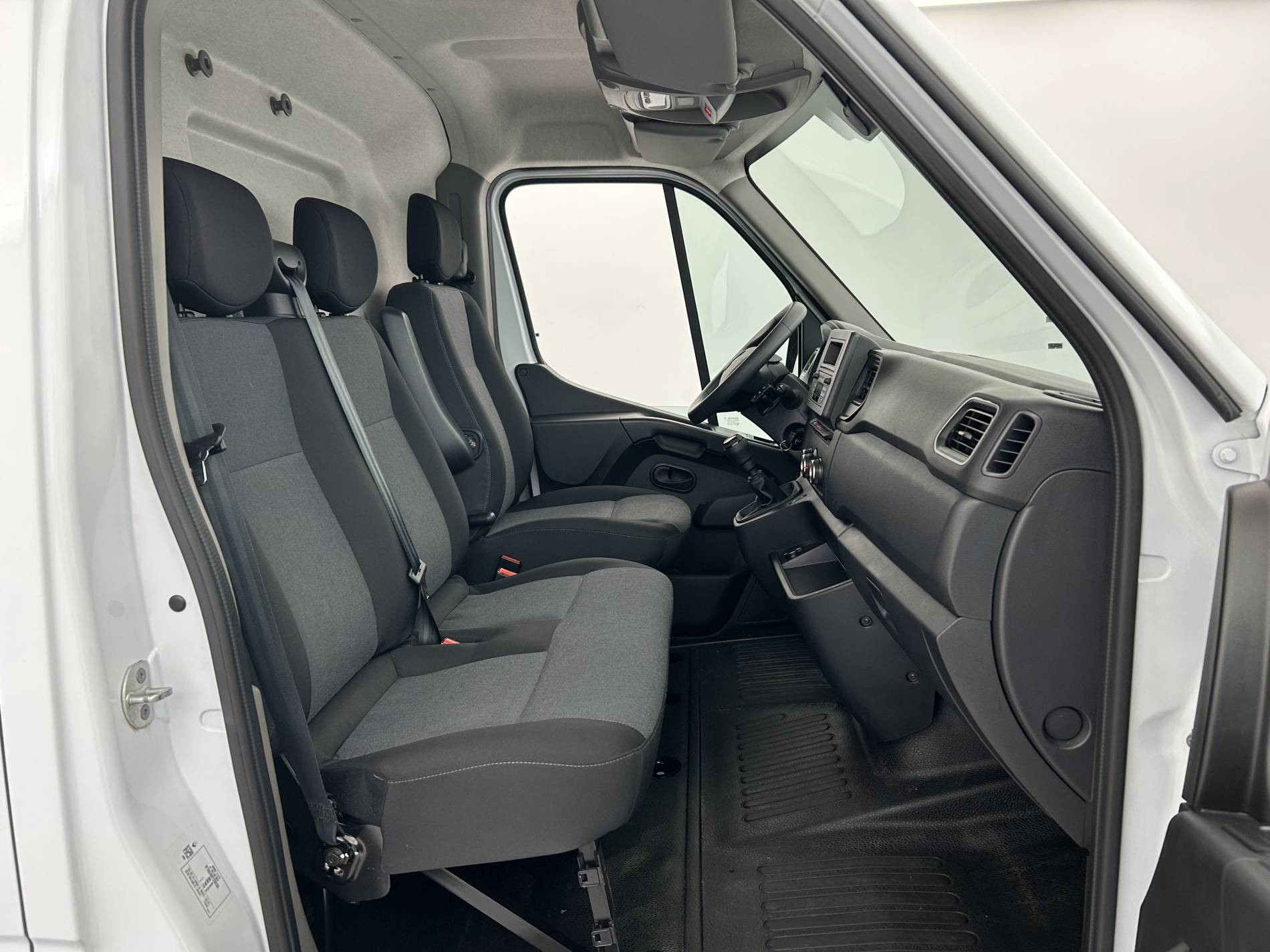 Vente en ligne Renault Master Fourgon MASTER FGN TRAC F3500 L3H3 BLUE DCI 135 au prix de 26 990 €
