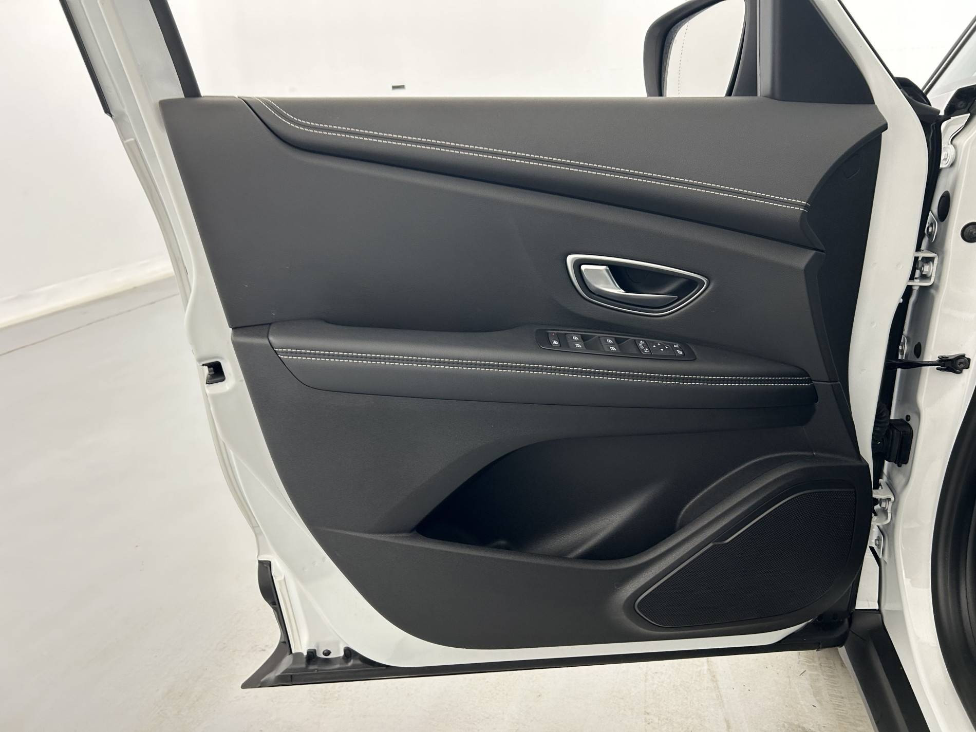 Vente en ligne Renault Scenic 4 Scenic TCe 140 Energy EDC au prix de 18 790 €