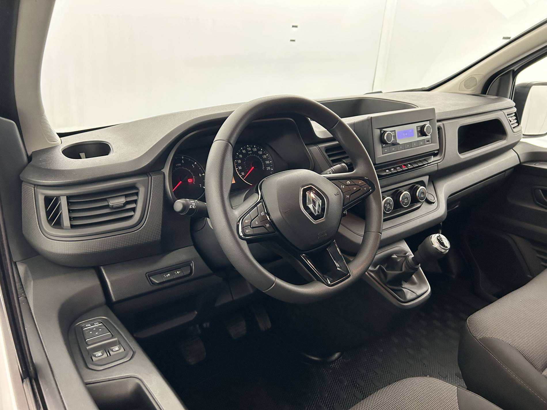 Vente en ligne Renault Trafic 3 Fourgon TRAFIC PC L2H1 3T BLUE DCI 150 au prix de 24 990 €